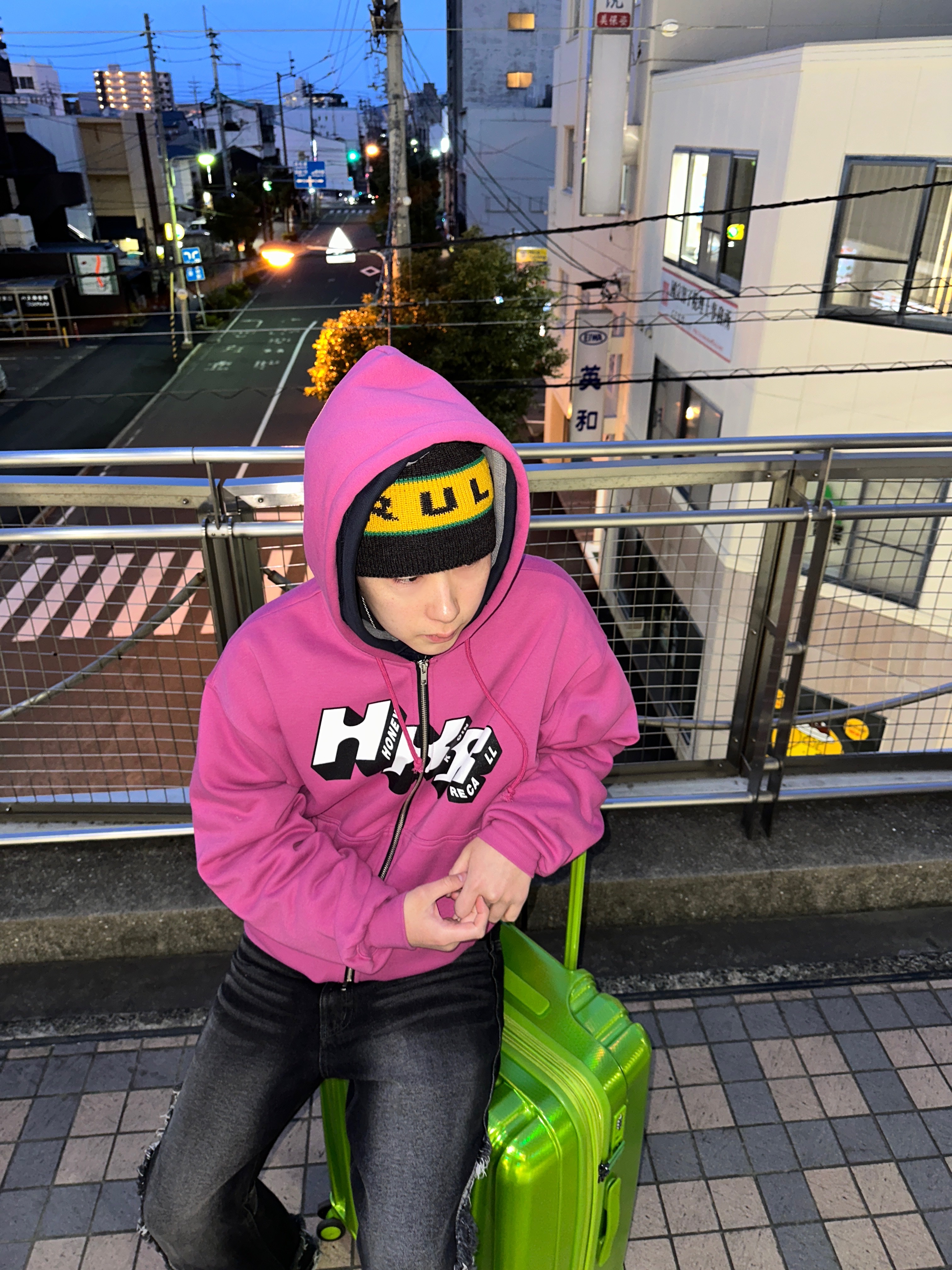Honey Scoop House HKR Logo Zip Up Hooded Sweatshirt Pink, Kapital 7G Needle-Punched Squid Knit Cap Black 착용 스타일 - 2