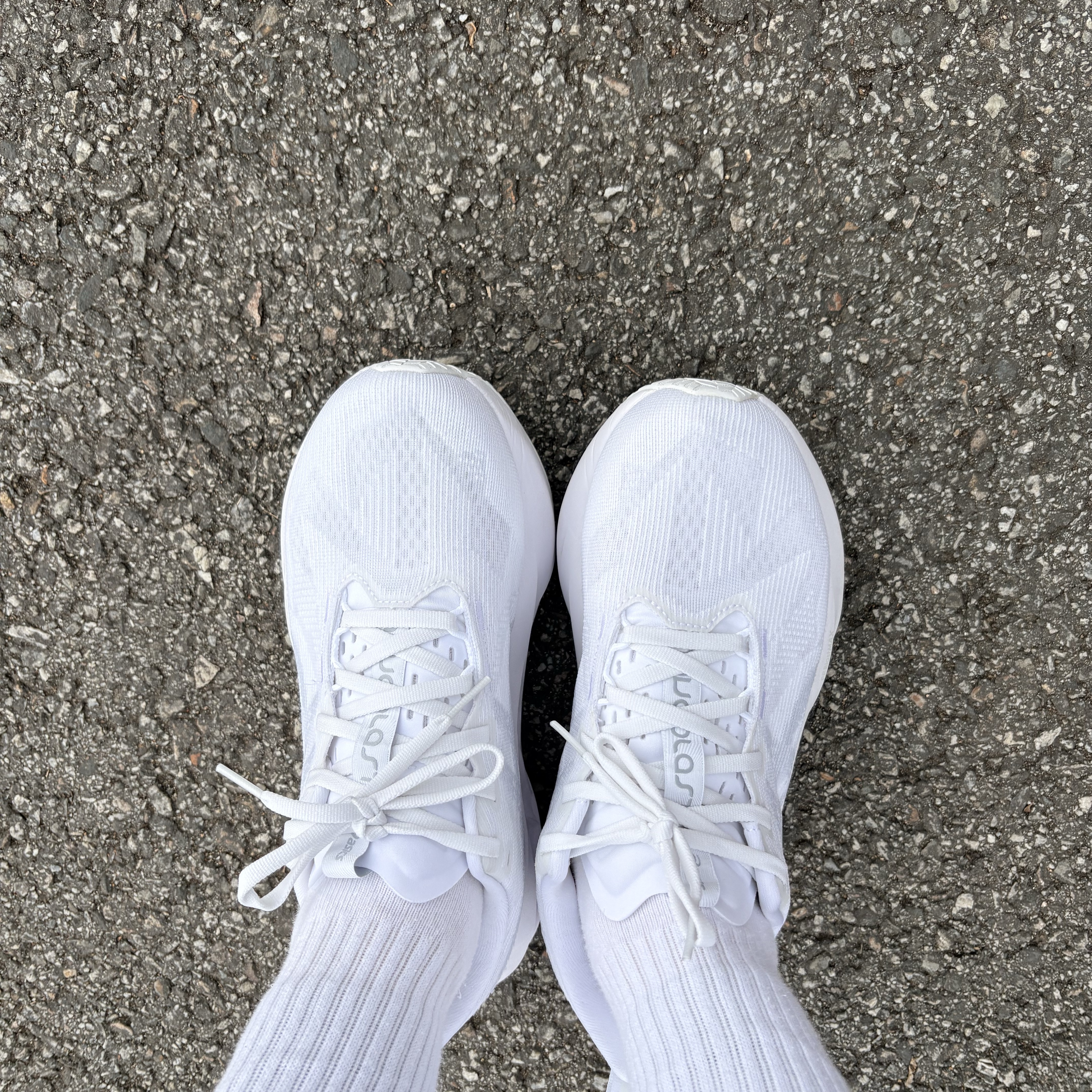 Asics Novablast 5 White Piedmont Grey 착용 스타일