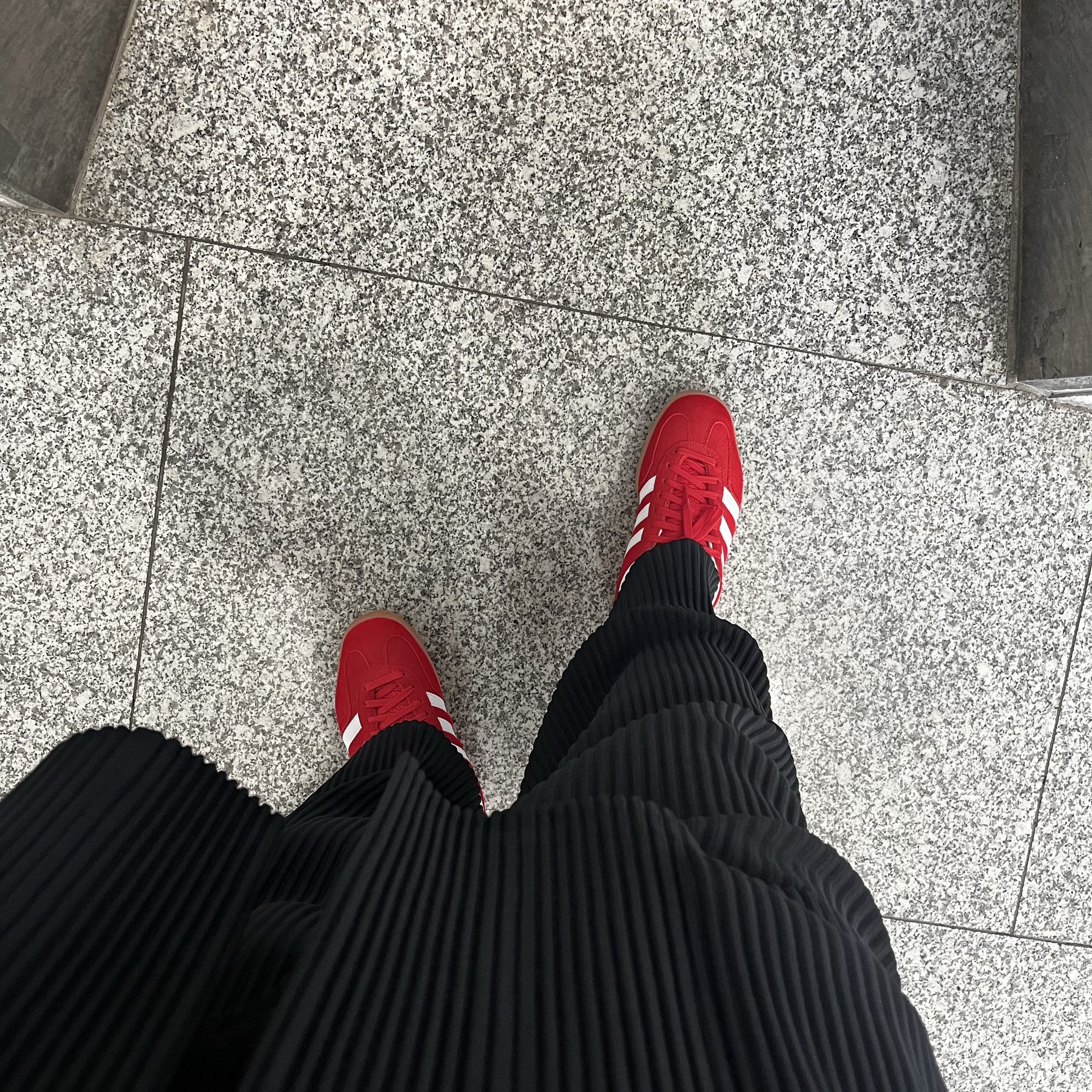 Adidas Gazelle Indoor Better Scarlet Cloud White 착용 스타일