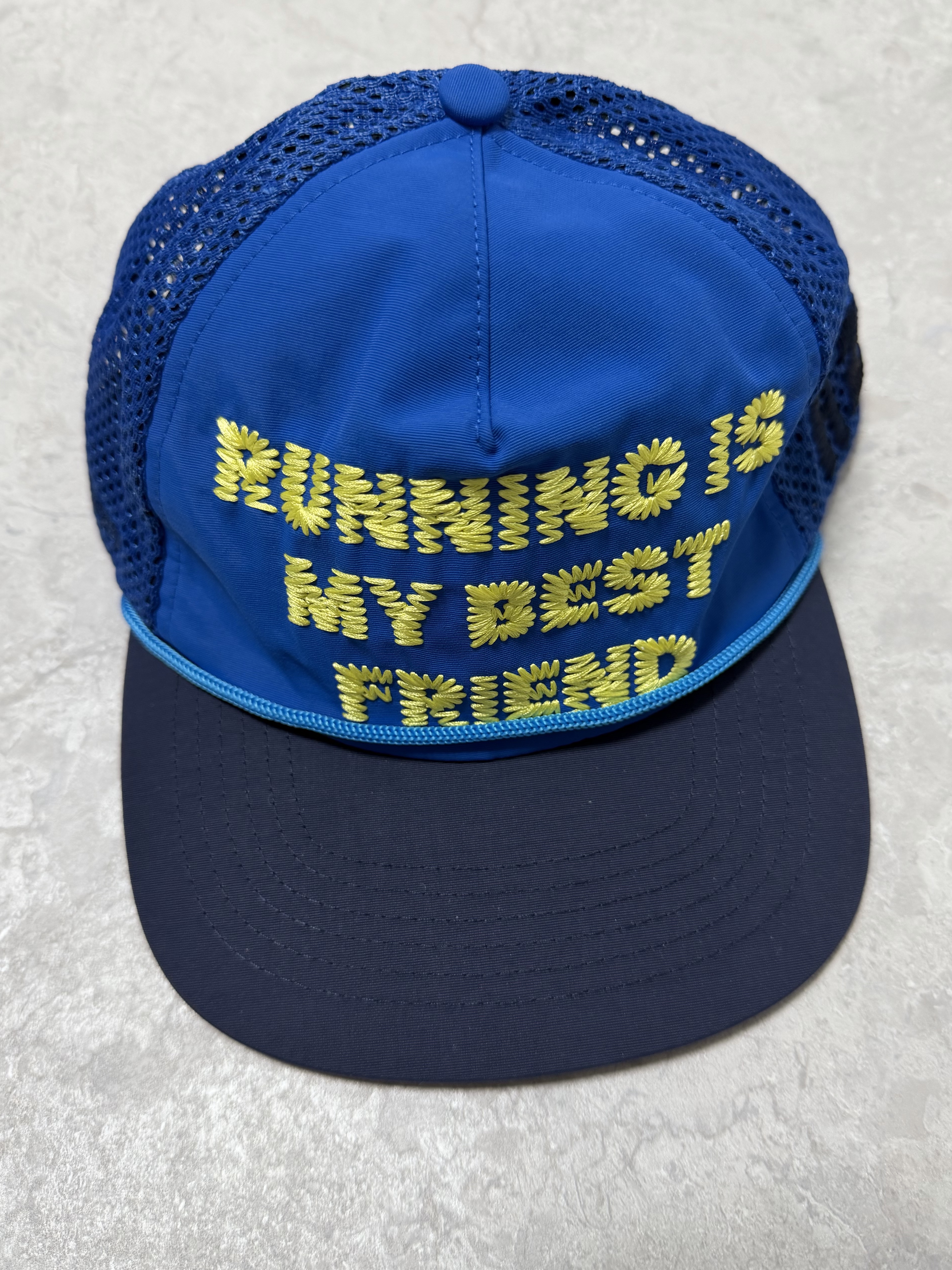 Alex Zono Running Is My Best Friend Trucker Blue 착용 스타일