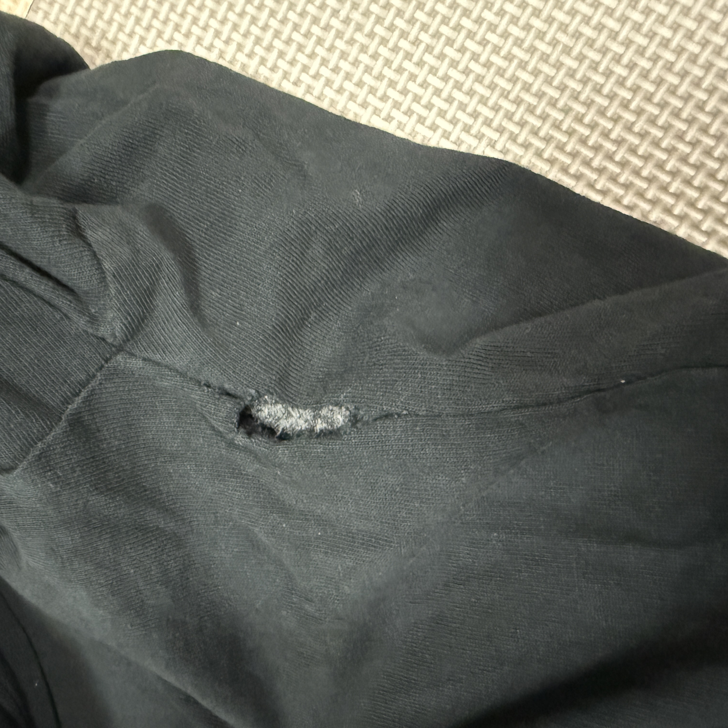 Yeezy Gap Engineered By Balenciaga Dove Hoodie Washed Black 착용 스타일 - 1
