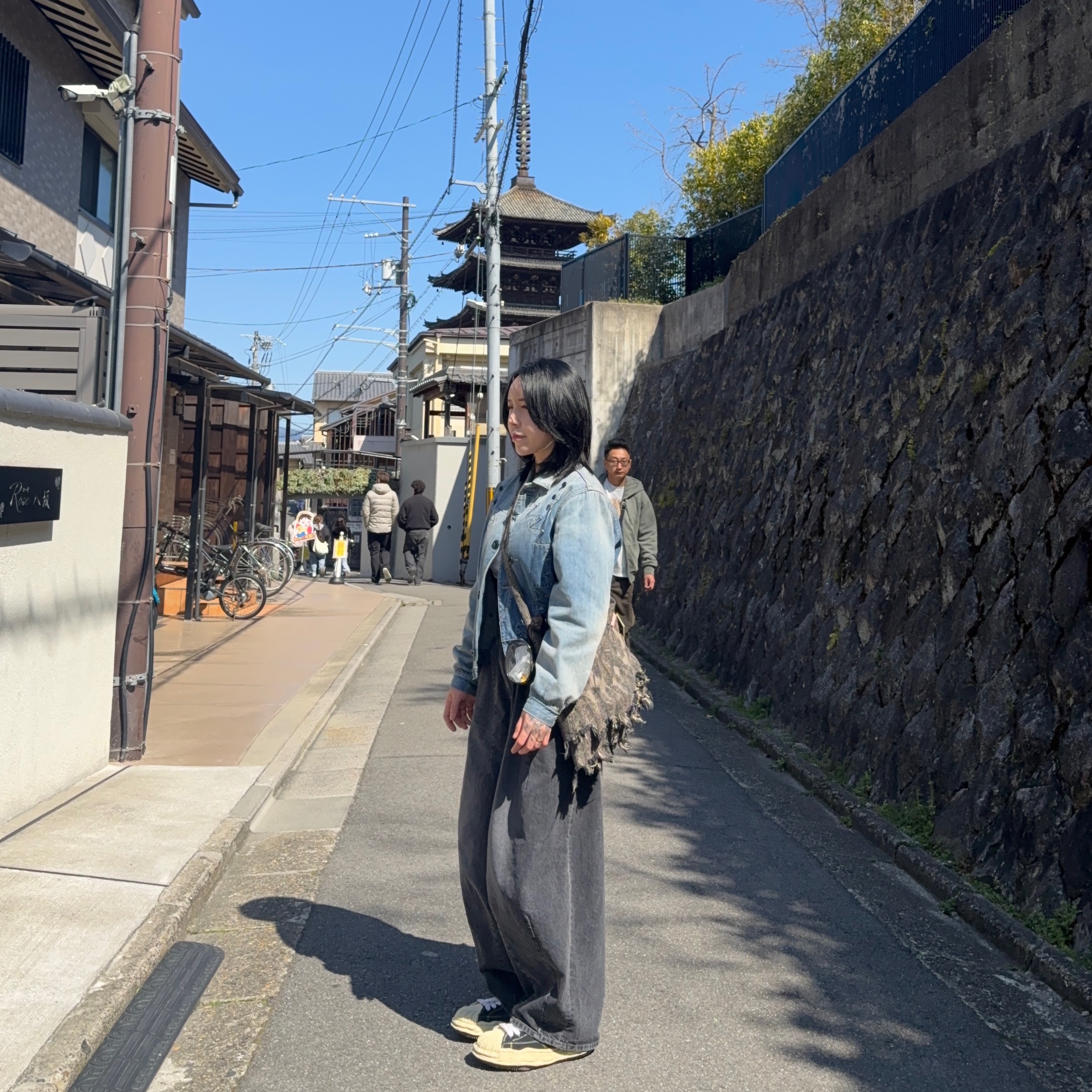 Kapital 12 oz. Magpie Denim Medicine Bag Small Black Beige, Kapital 12 oz. Denim Santo Domingo Thunderbird Jacket Processed Processing 착용 스타일 - 1
