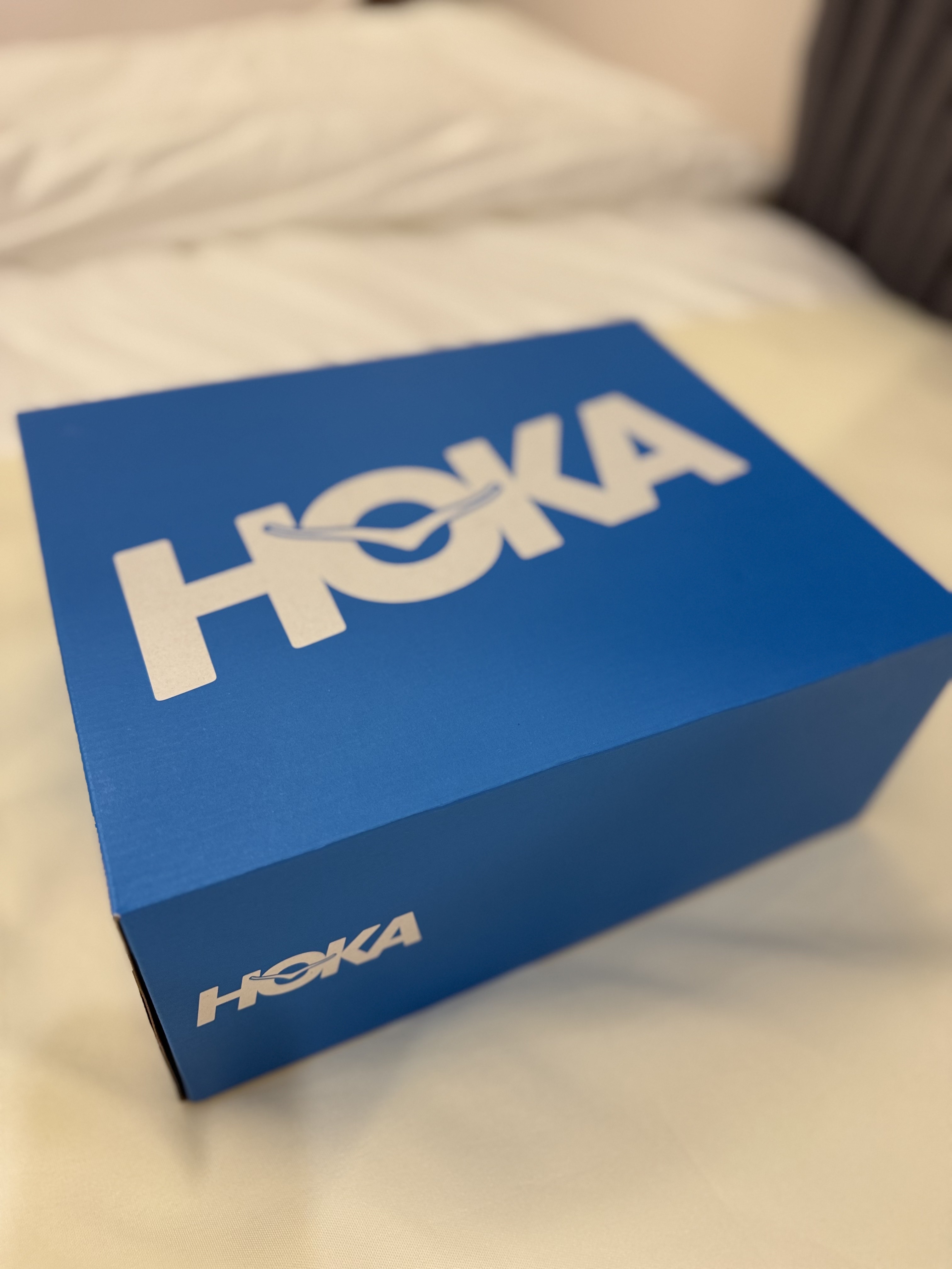 Hoka Bondi 9 Black - Wide, Arc'teryx Beta LT Jacket Black 착용 스타일 - 3