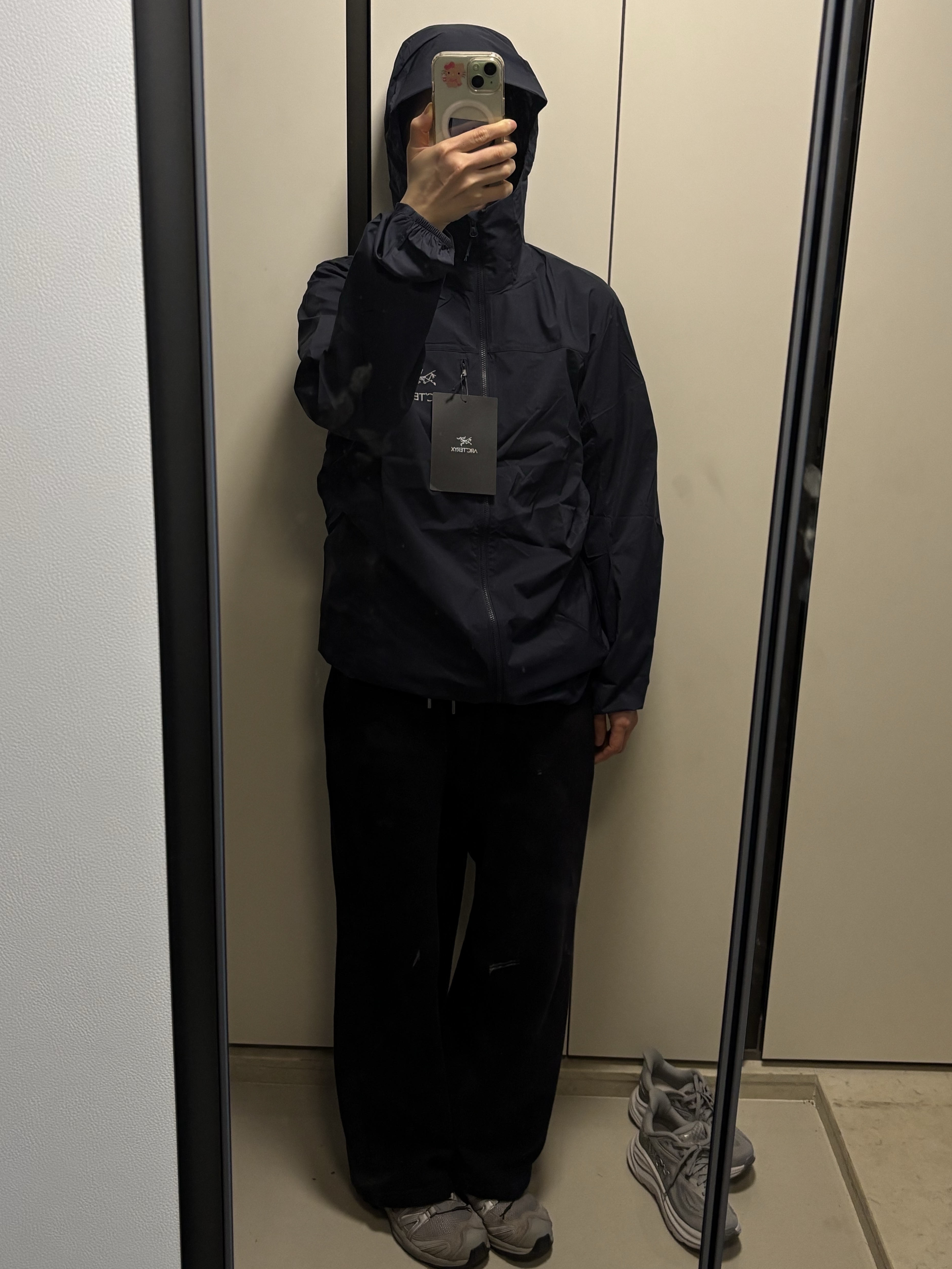 Arc'teryx Squamish Hoody Black Sapphire, Salomon XA Pro 3D Alloy Silver 착용 스타일 - 1