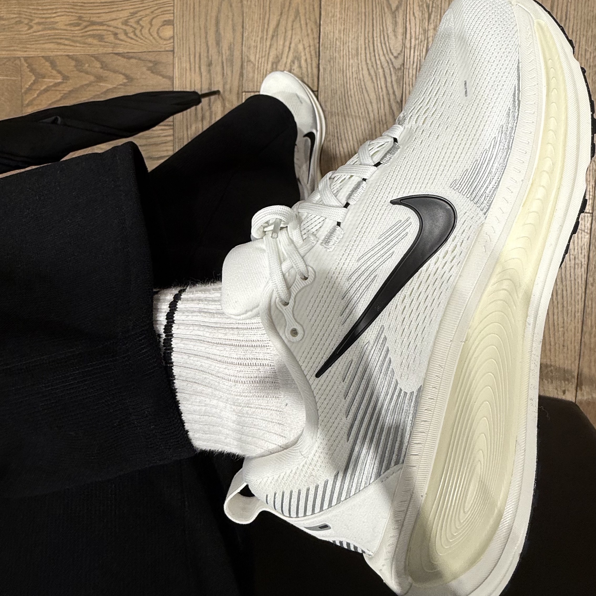 Nike Vomero 18 Summit White Coconut Milk 착용 스타일 - 1