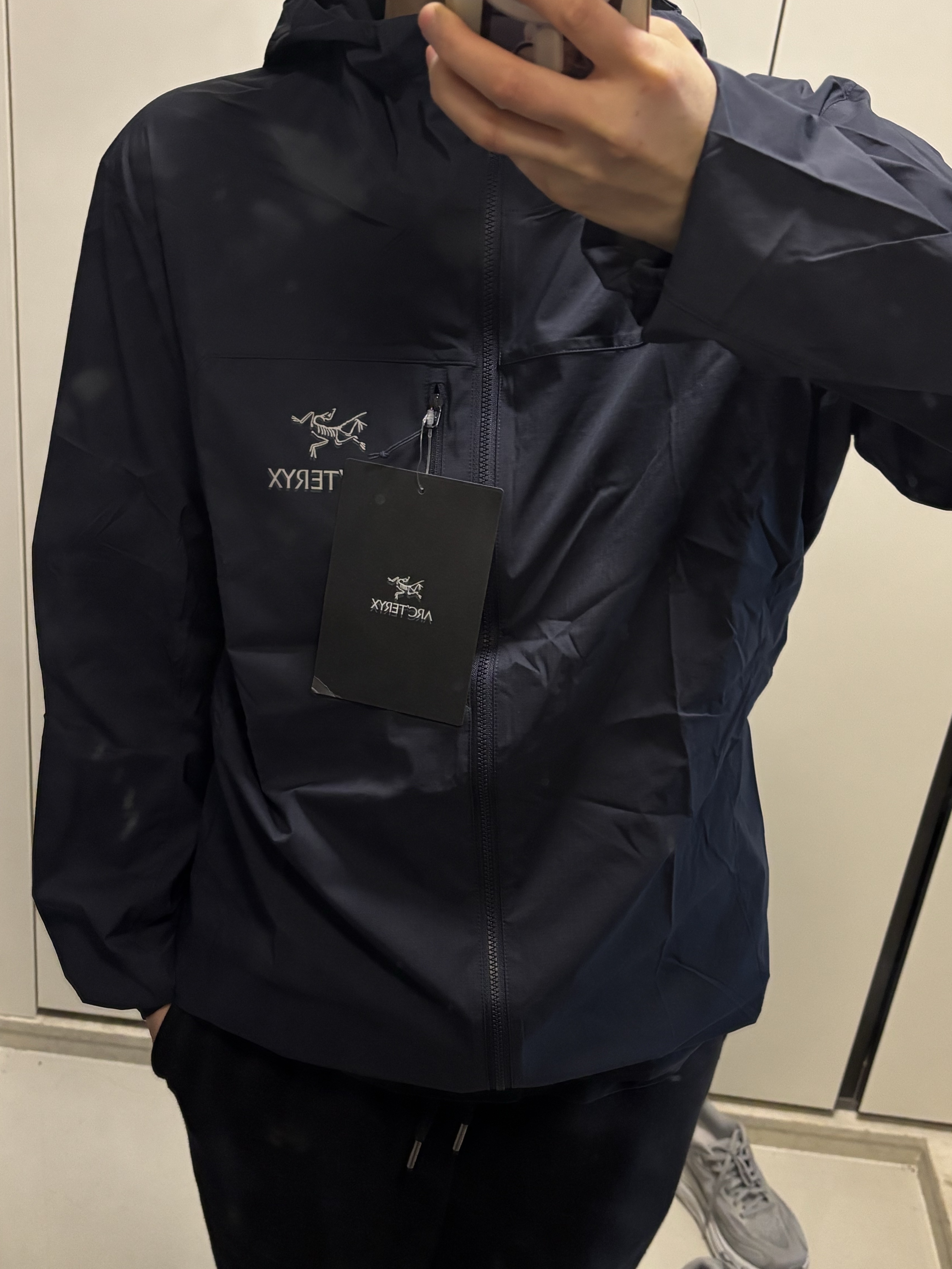 Arc'teryx Squamish Hoody Black Sapphire, Salomon XA Pro 3D Alloy Silver 착용 스타일 - 2