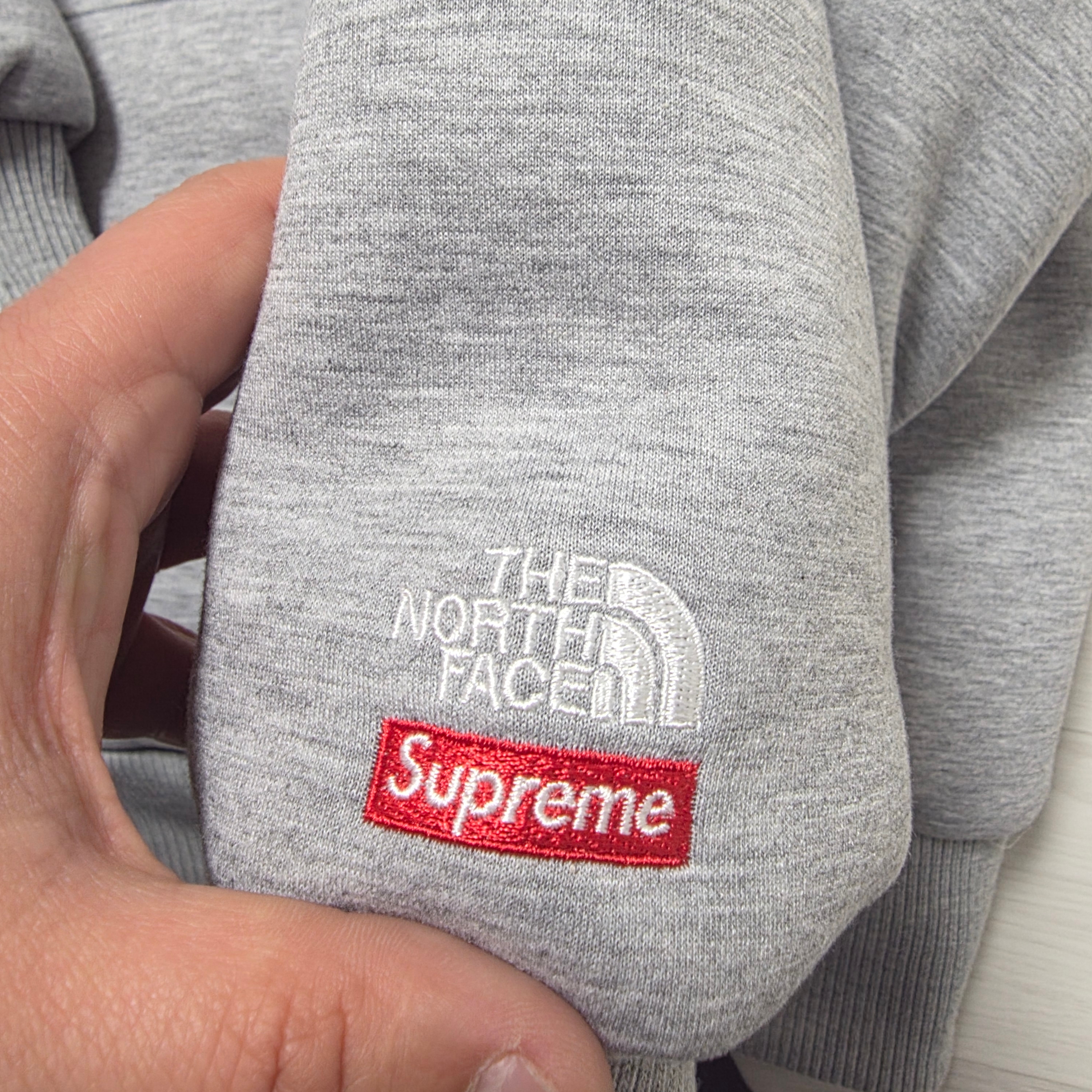 Supreme x The North Face Down Zip Up Hooded Sweatshirt Heather Grey - 24FW 착용 스타일 - 2
