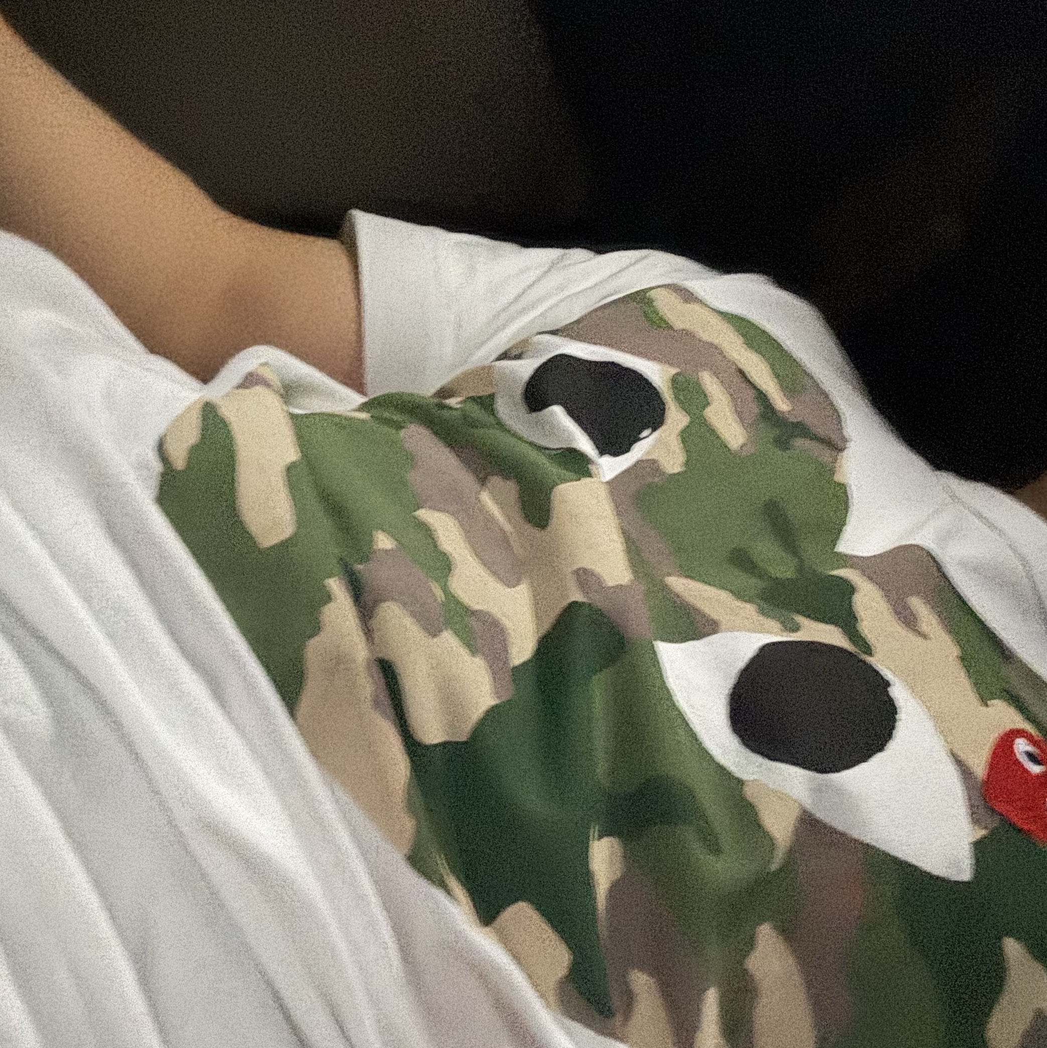 Play Comme des Garcons Camouflage Heart T-Shirt White 착용 스타일