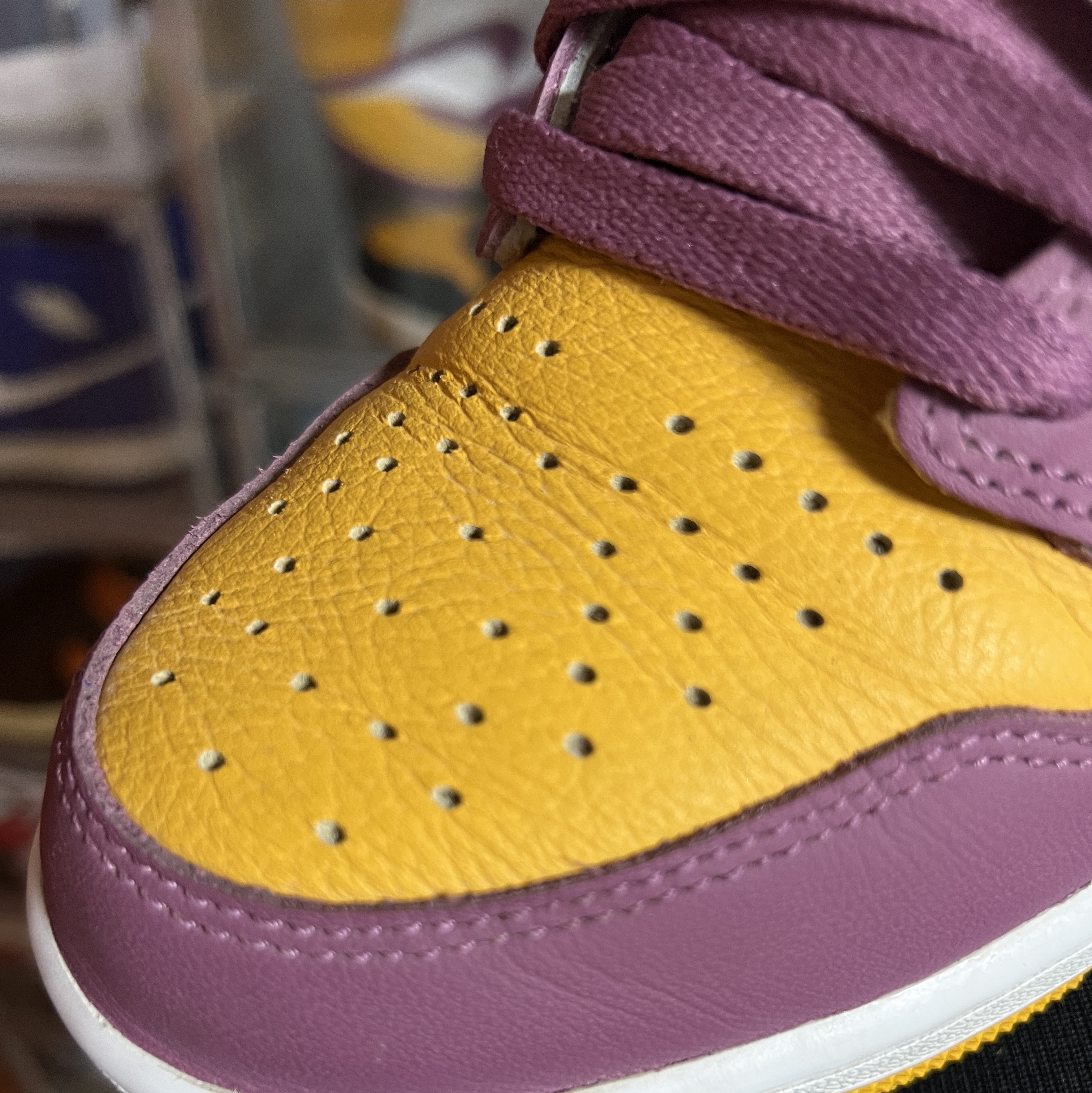 Jordan 1 Retro High OG University Gold Light Bordeaux 착용 스타일 - 2
