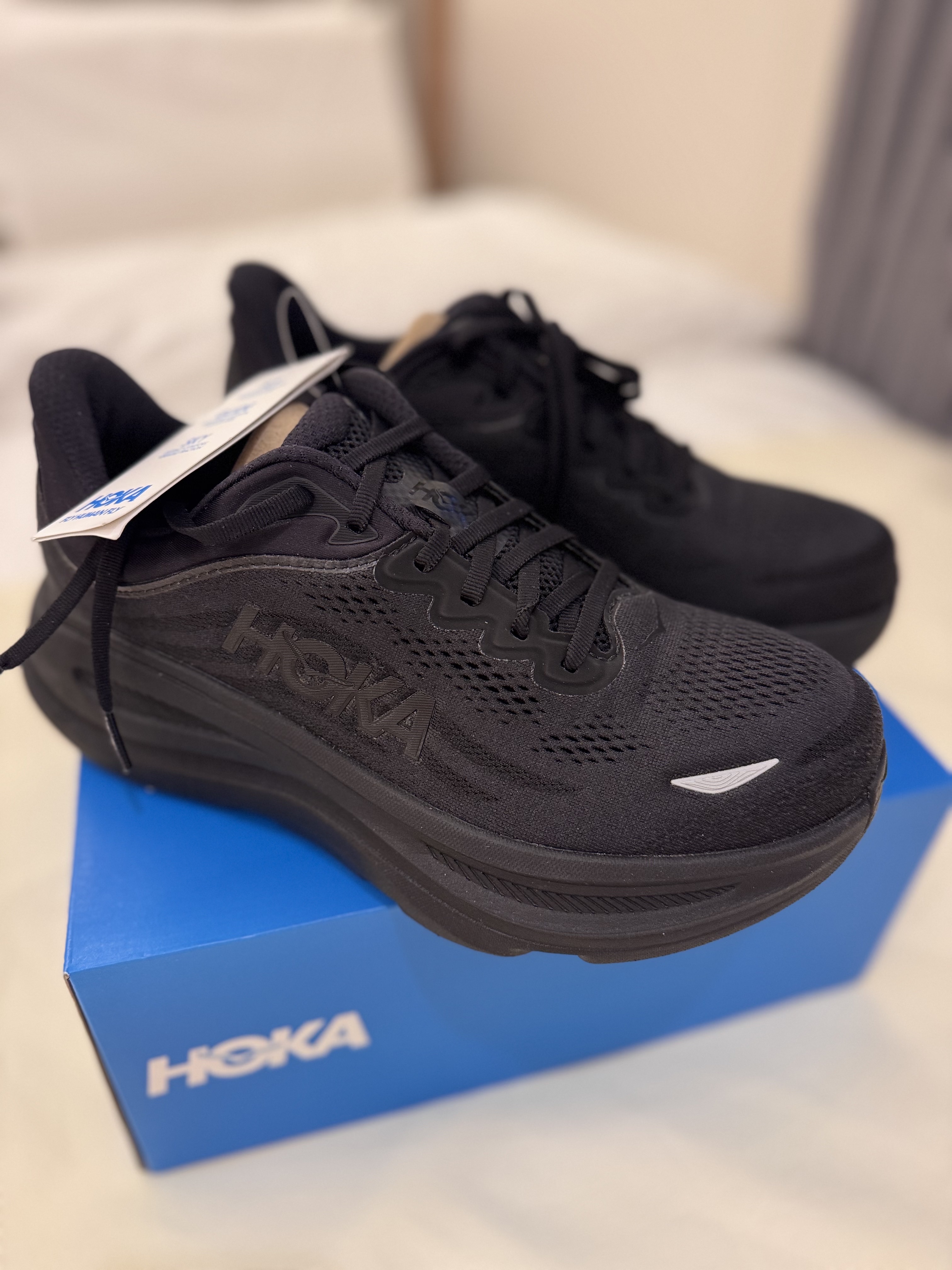 Hoka Bondi 9 Black - Wide, Arc'teryx Beta LT Jacket Black 착용 스타일 - 1