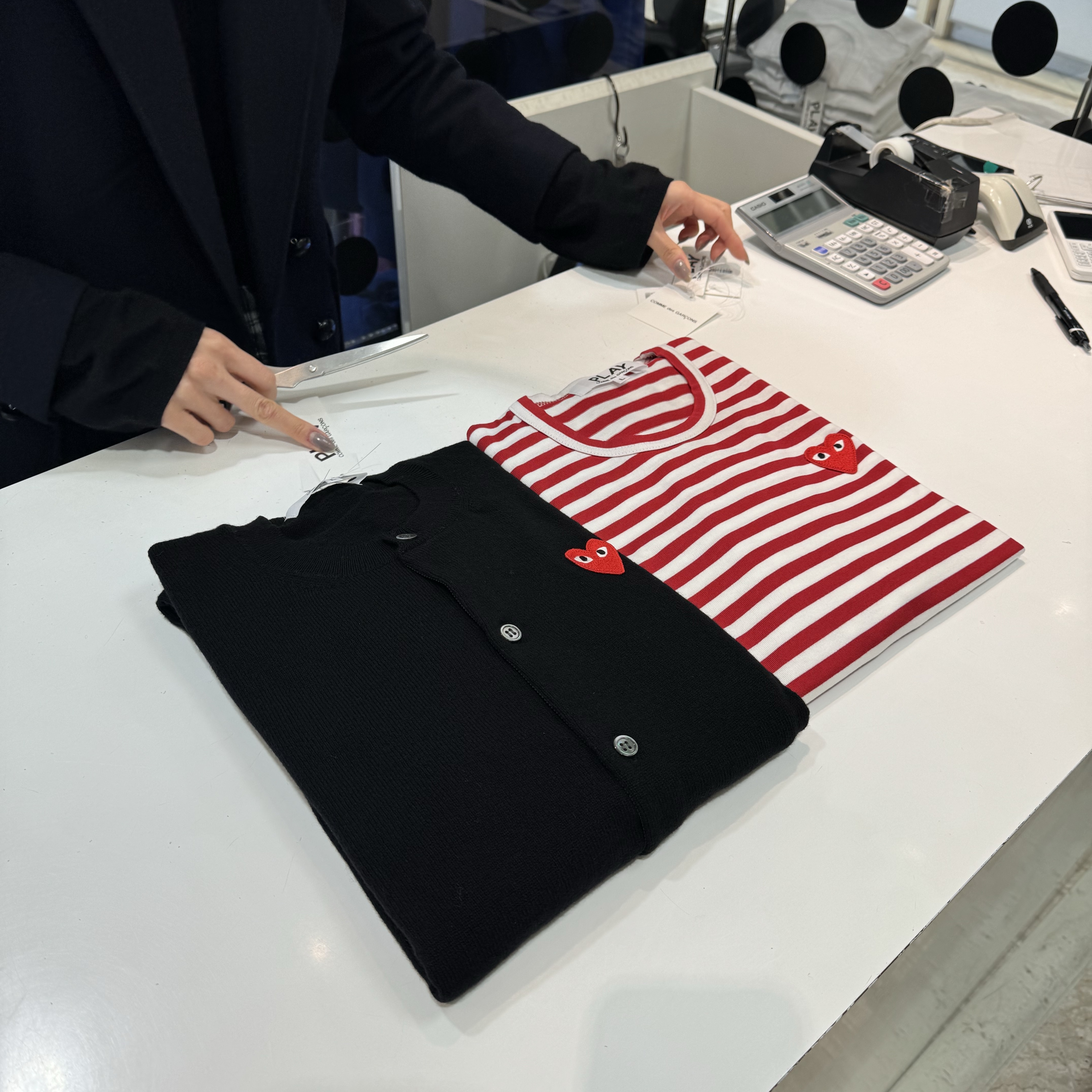 Play Comme des Garcons Red Heart Knit Cardigan Black 착용 스타일
