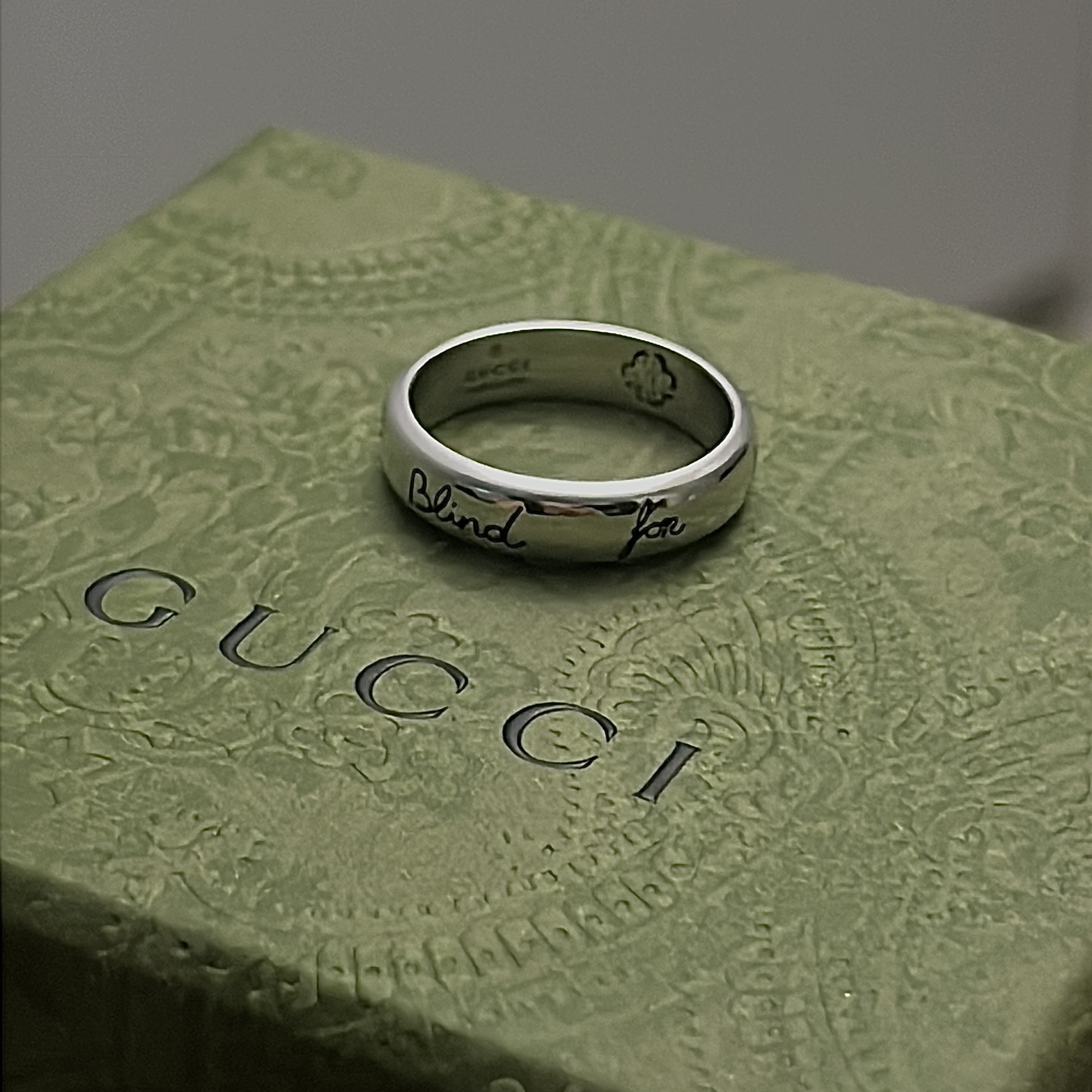 Gucci Blind For Love Ring Silver 착용 스타일