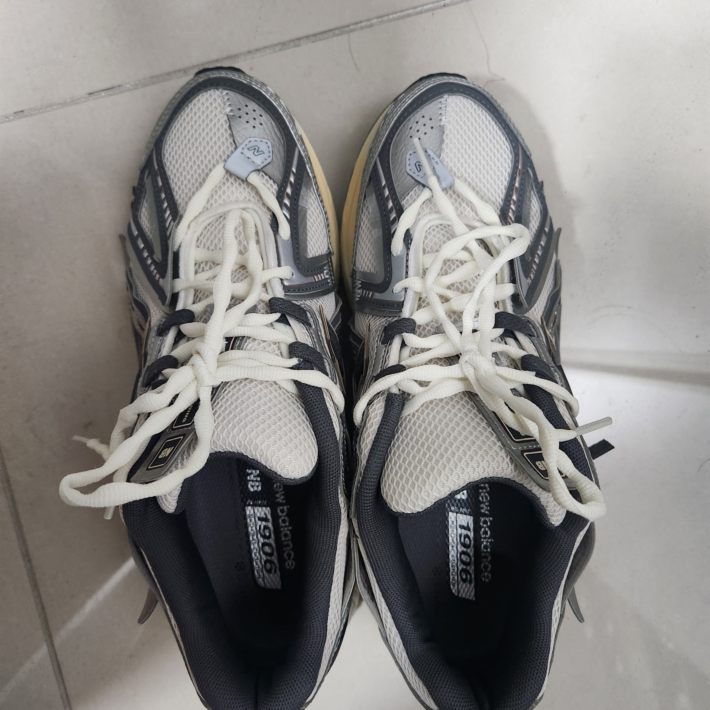 New Balance 1906A Silver Metallic Castlerock 착용 스타일