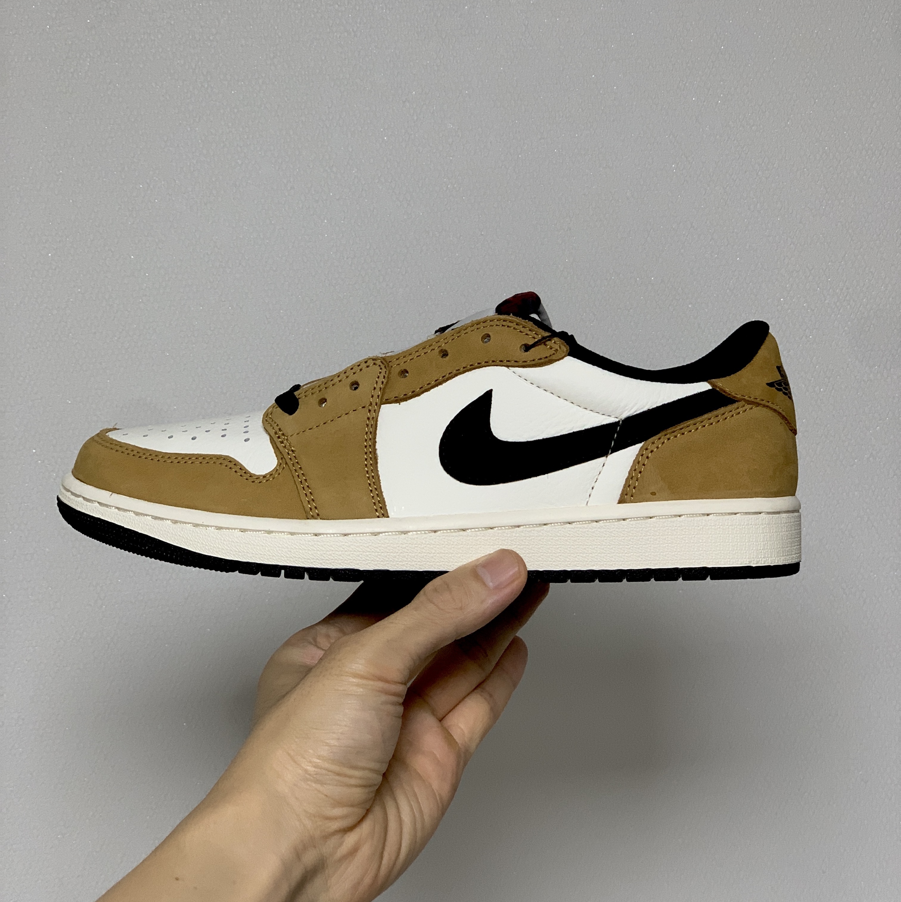 Jordan 1 Low OG Sail and Golden Harvest 착용 스타일