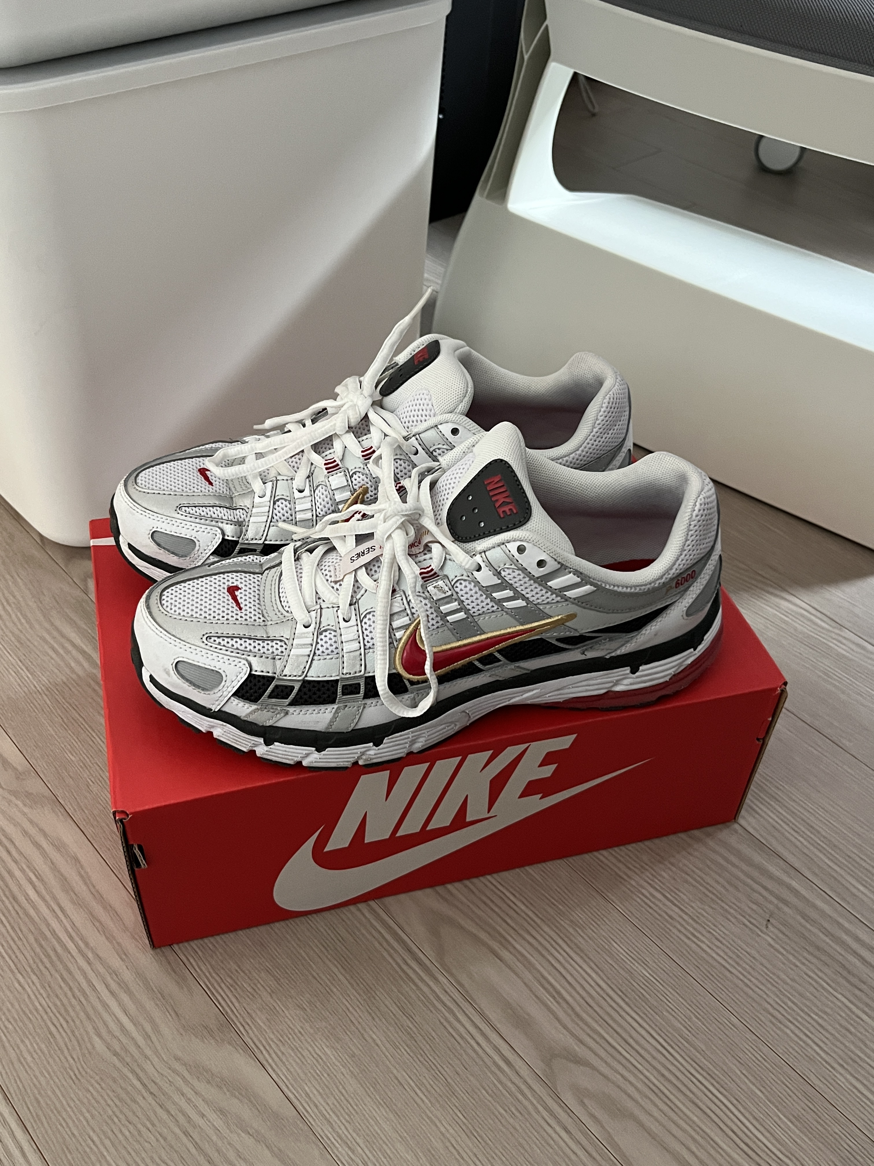 (W) Nike P-6000 Metallic Silver Red 착용 스타일 - 1