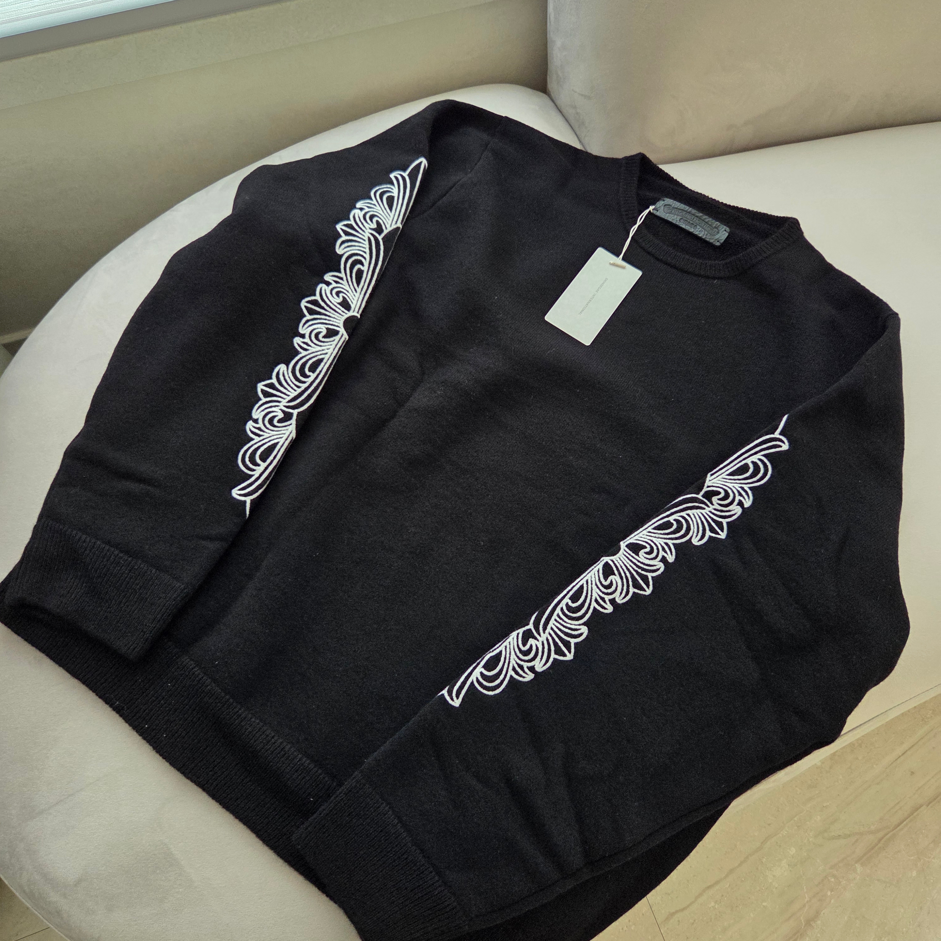 Hansroom Chrome Hearts Floral Stitch Cashmere Knit 착용 스타일