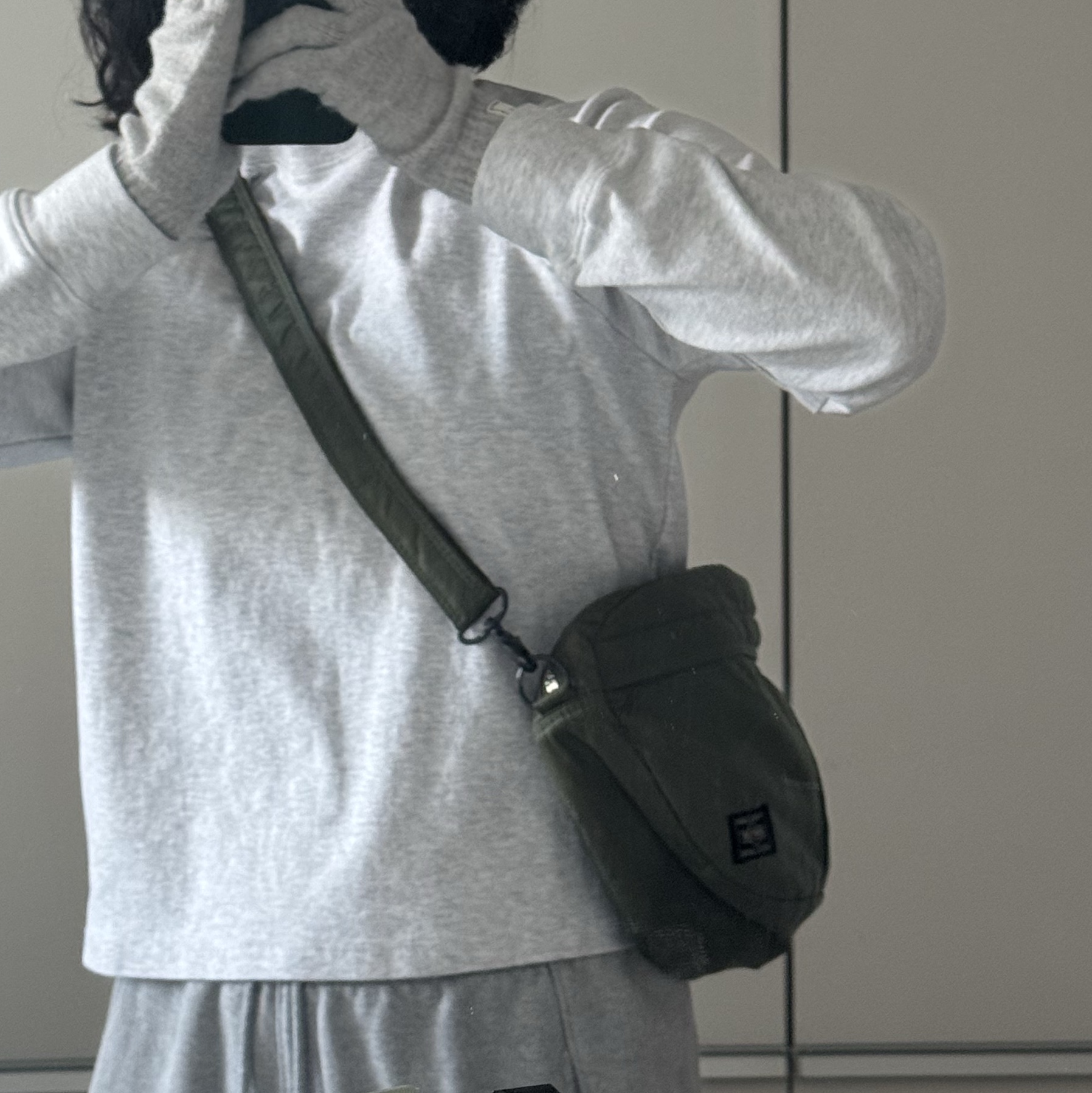 Porter Tanker Shoulder Bag Sage Green 착용 스타일 - 2