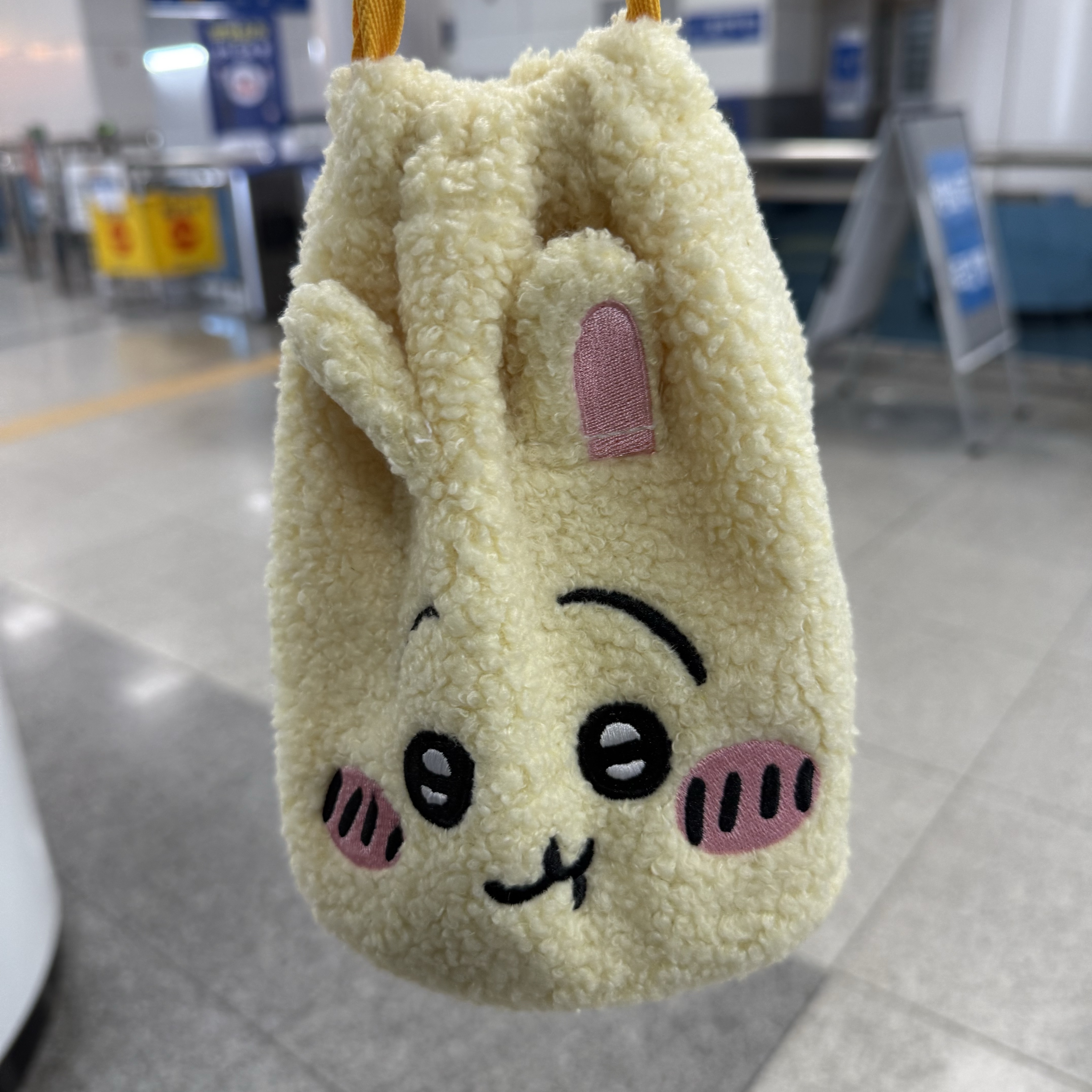 Daewonmedia Chiikawa Plush String Fleece Pouch Usagi 착용 스타일