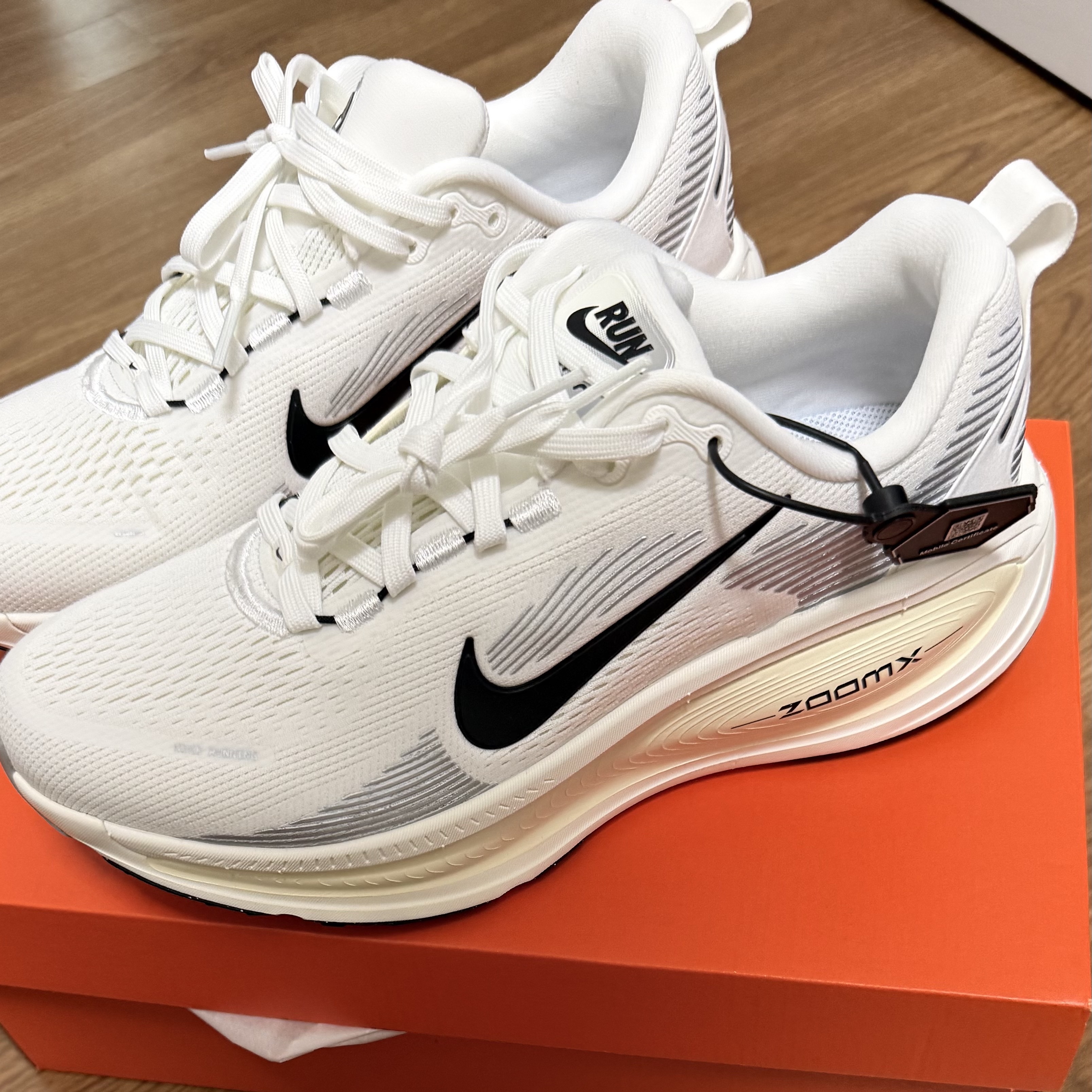 Nike Vomero 18 Summit White Coconut Milk 착용 스타일 - 2