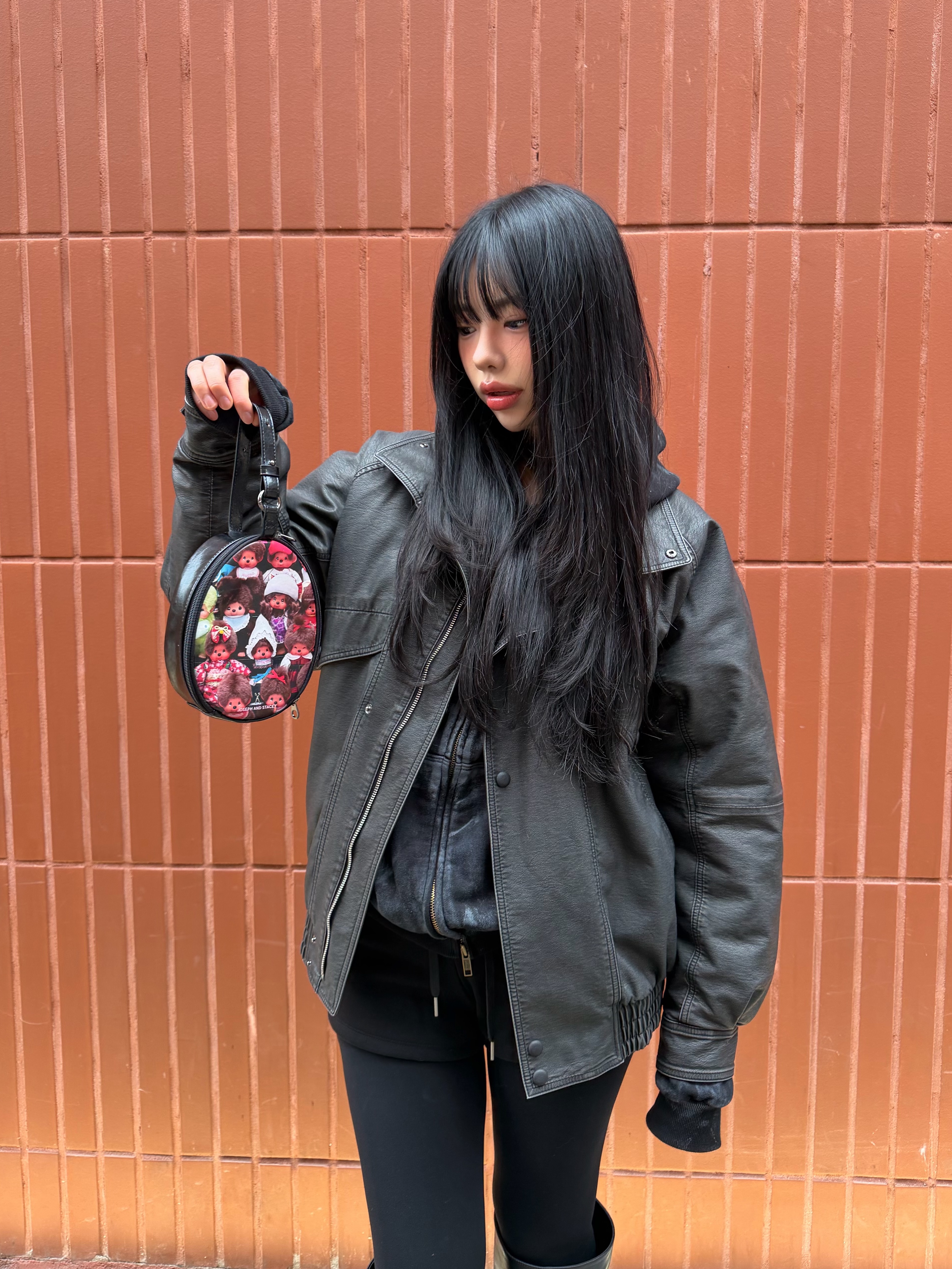 [예약 배송] JOSEPH&STACEY Egg Clutch Team Monchhichi Black 착용 스타일 - 2