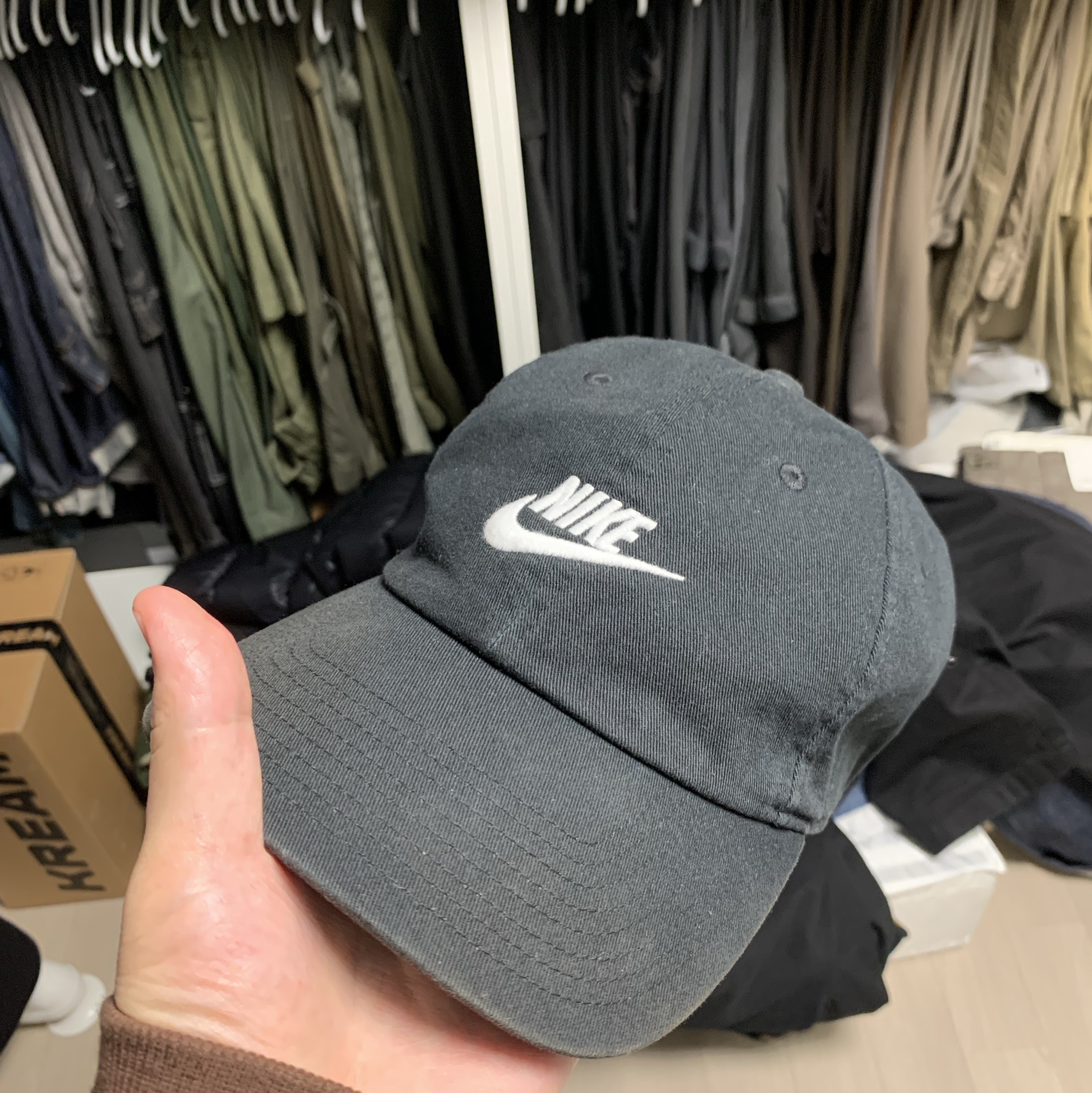 Nike Club Unstructured Futura Washed Cap Black 착용 스타일