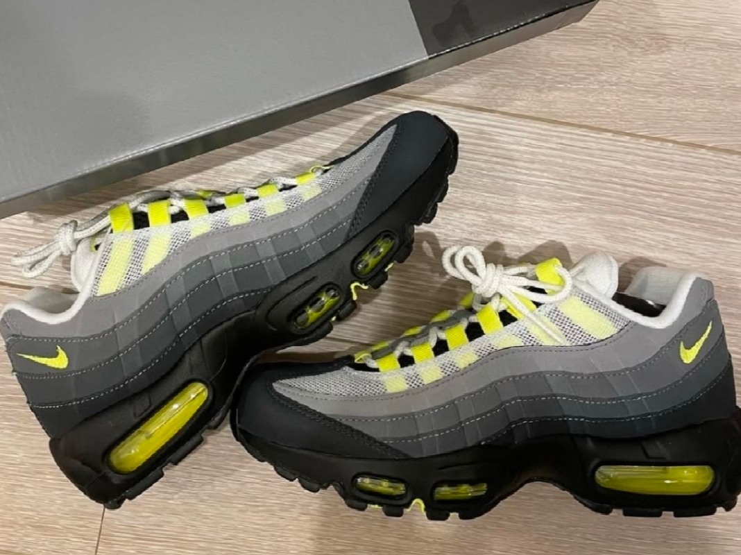Nike Air Max 95 OG Neon 착용 스타일