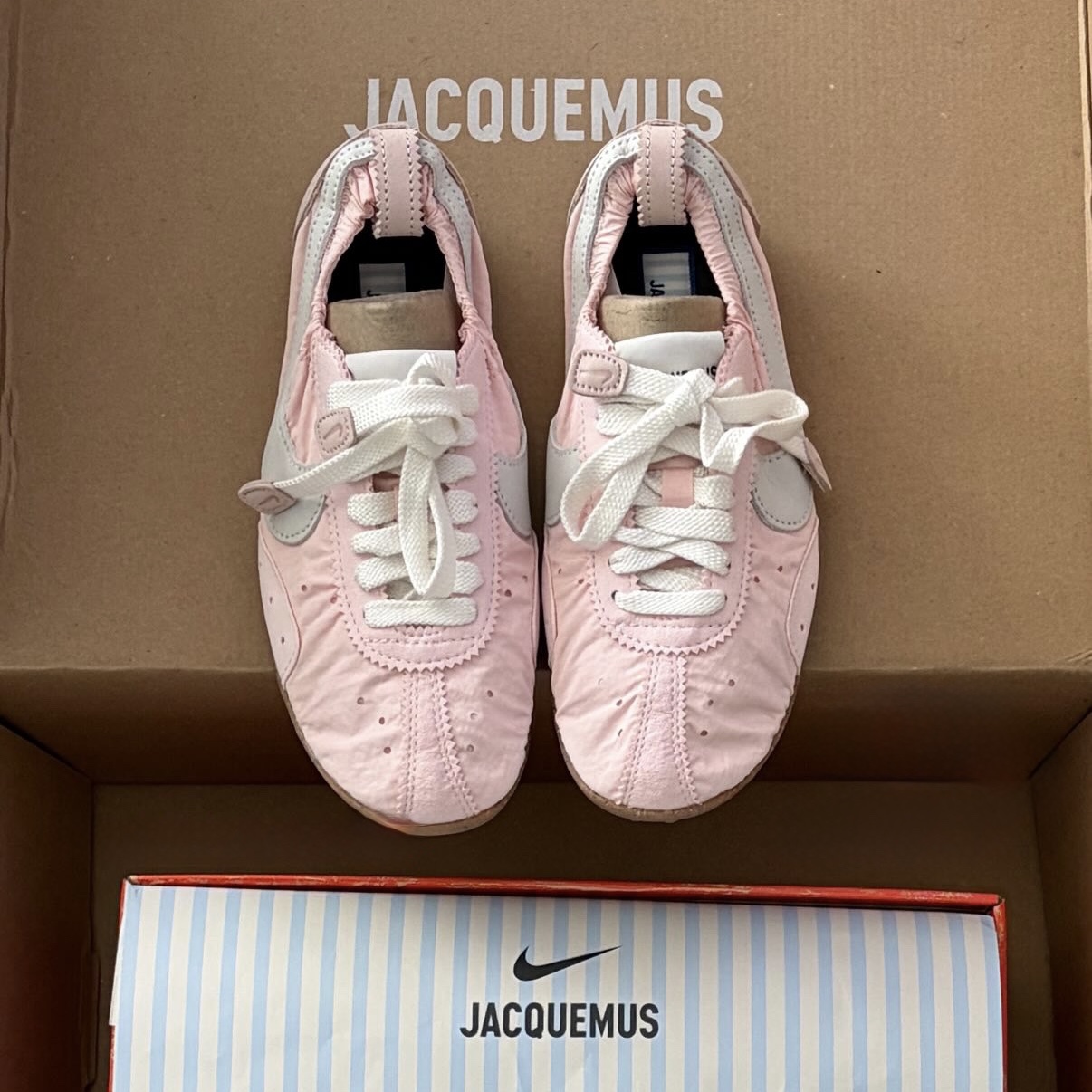 Nike x Jacquemus Moon Shoe SP Aluminum Pink Sail 착용 스타일