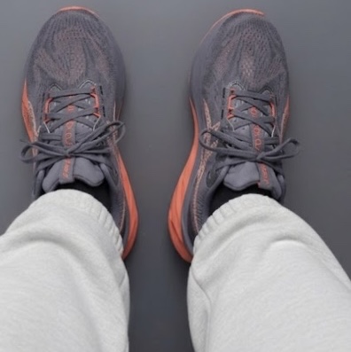Asics Novablast 5 Greyish Purple Coral Reef 착용 스타일