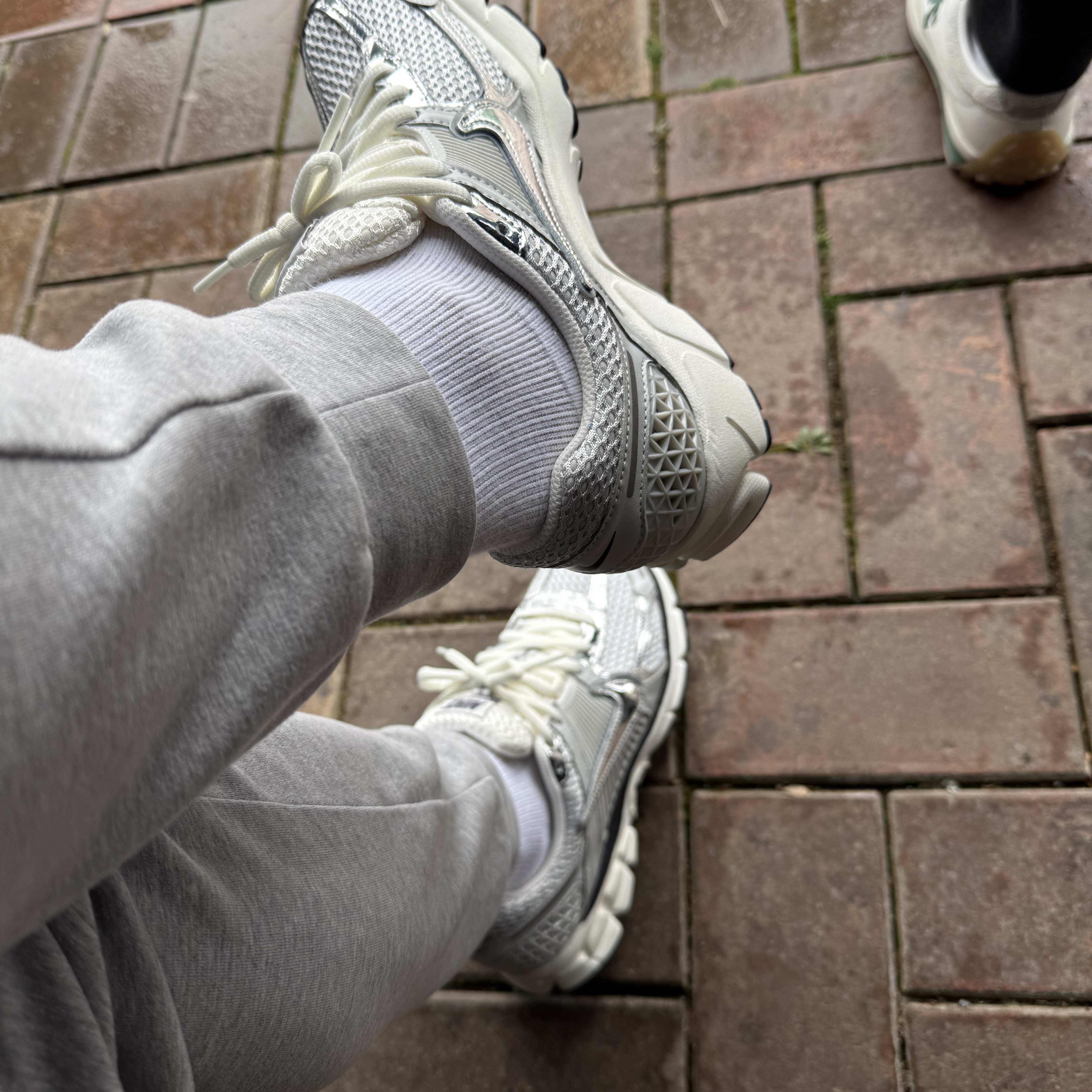(W) Nike Zoom Vomero 5 Photon Dust and Metallic Silver 착용 스타일