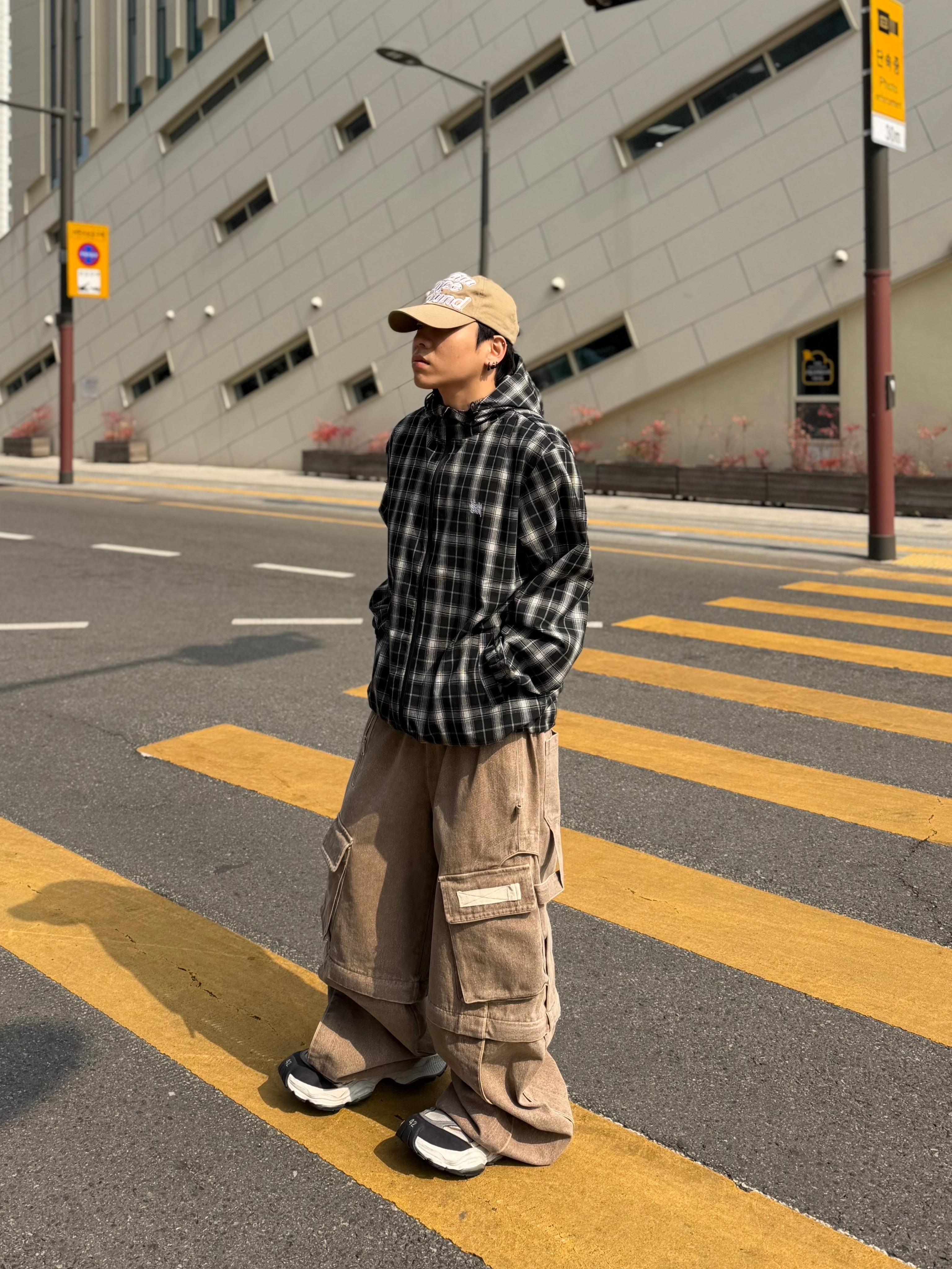 Balenciaga Cargo Sneakers White Grey 착용 스타일 - 3