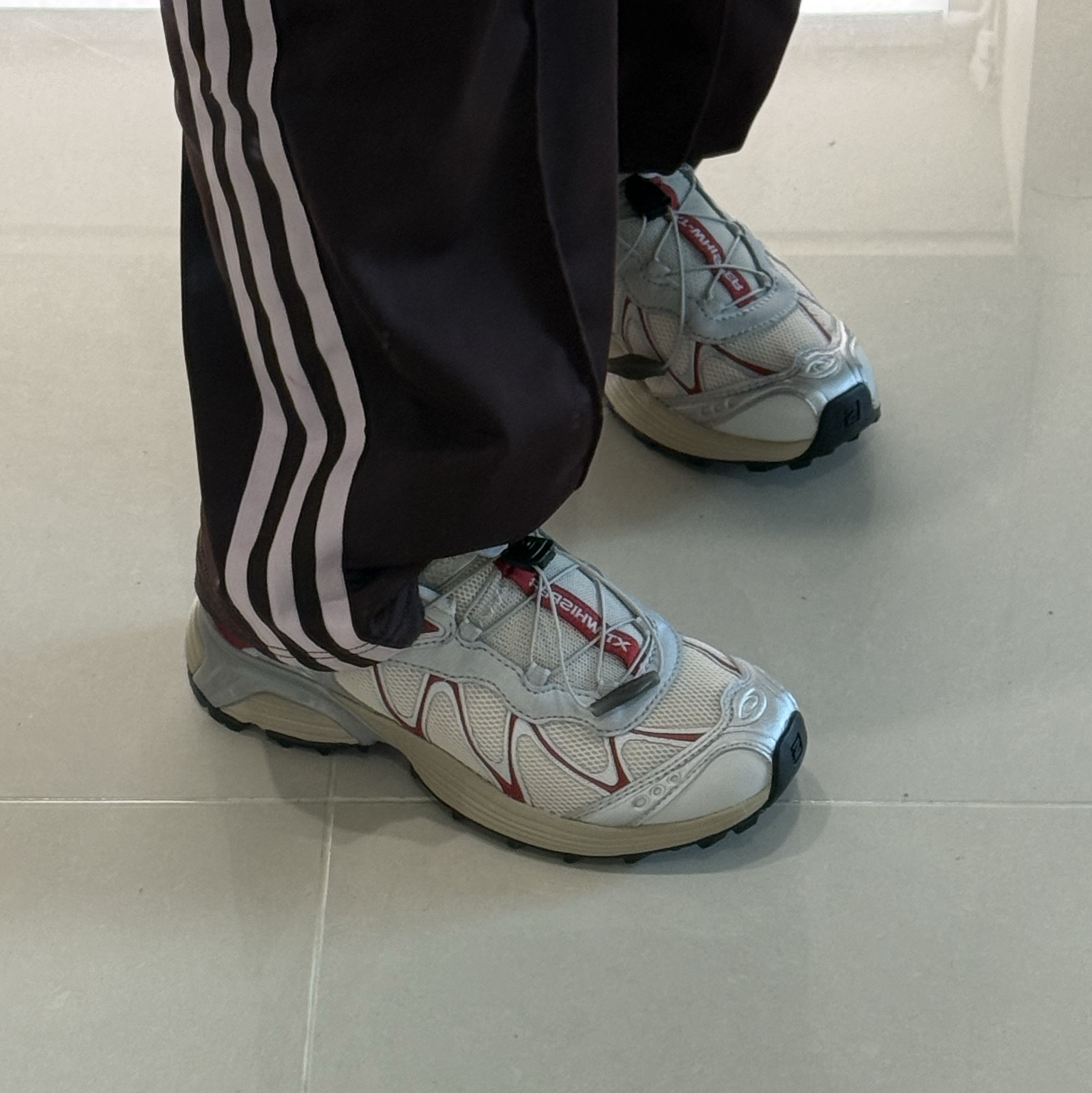 Salomon Advanced XT-Whisper Almond Milk Footwear Silver, Salomon XT-Whisper Black Asphalt 착용 스타일 - 1