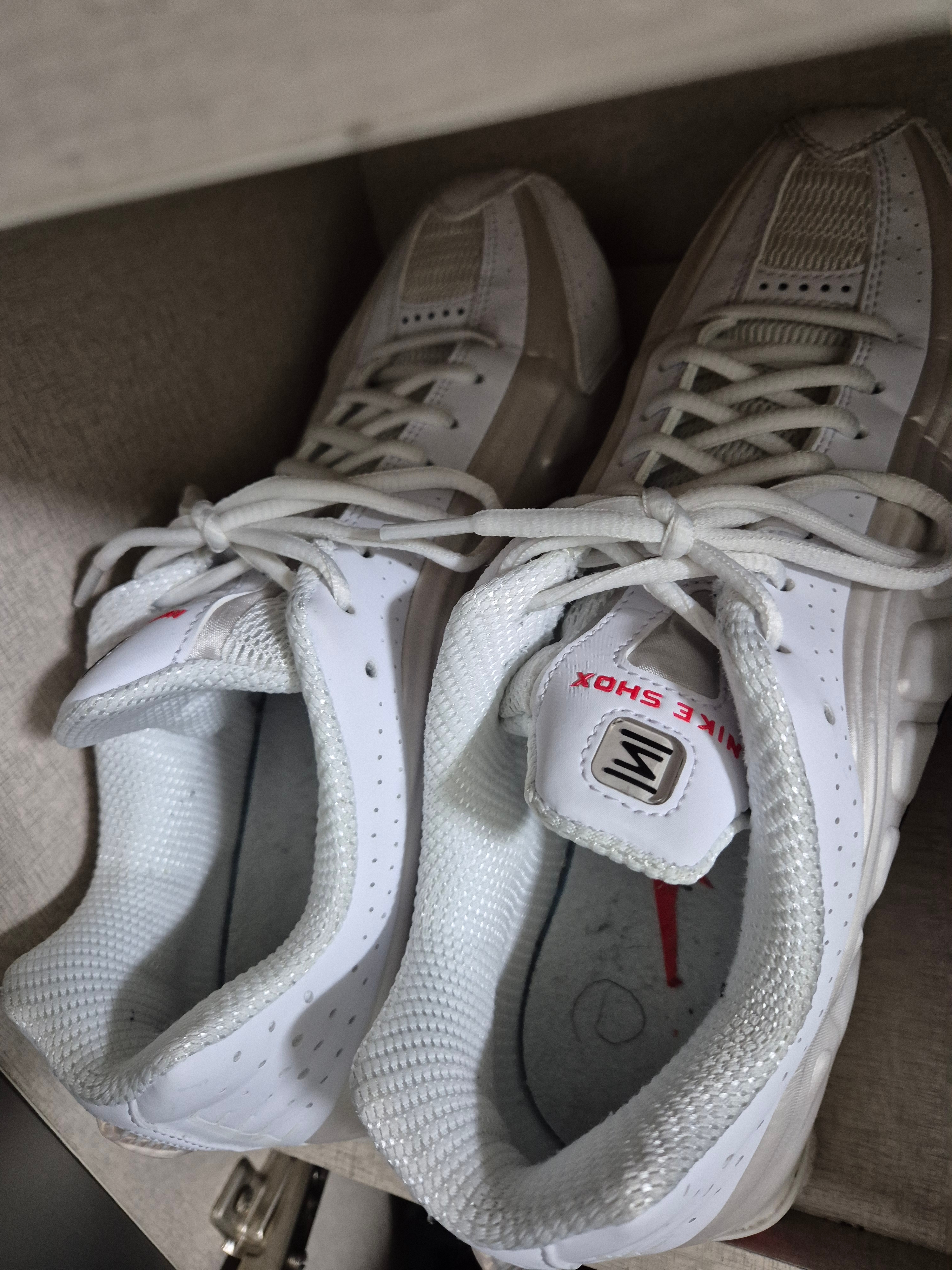 (W) Nike Shox R4 White Phantom 착용 스타일