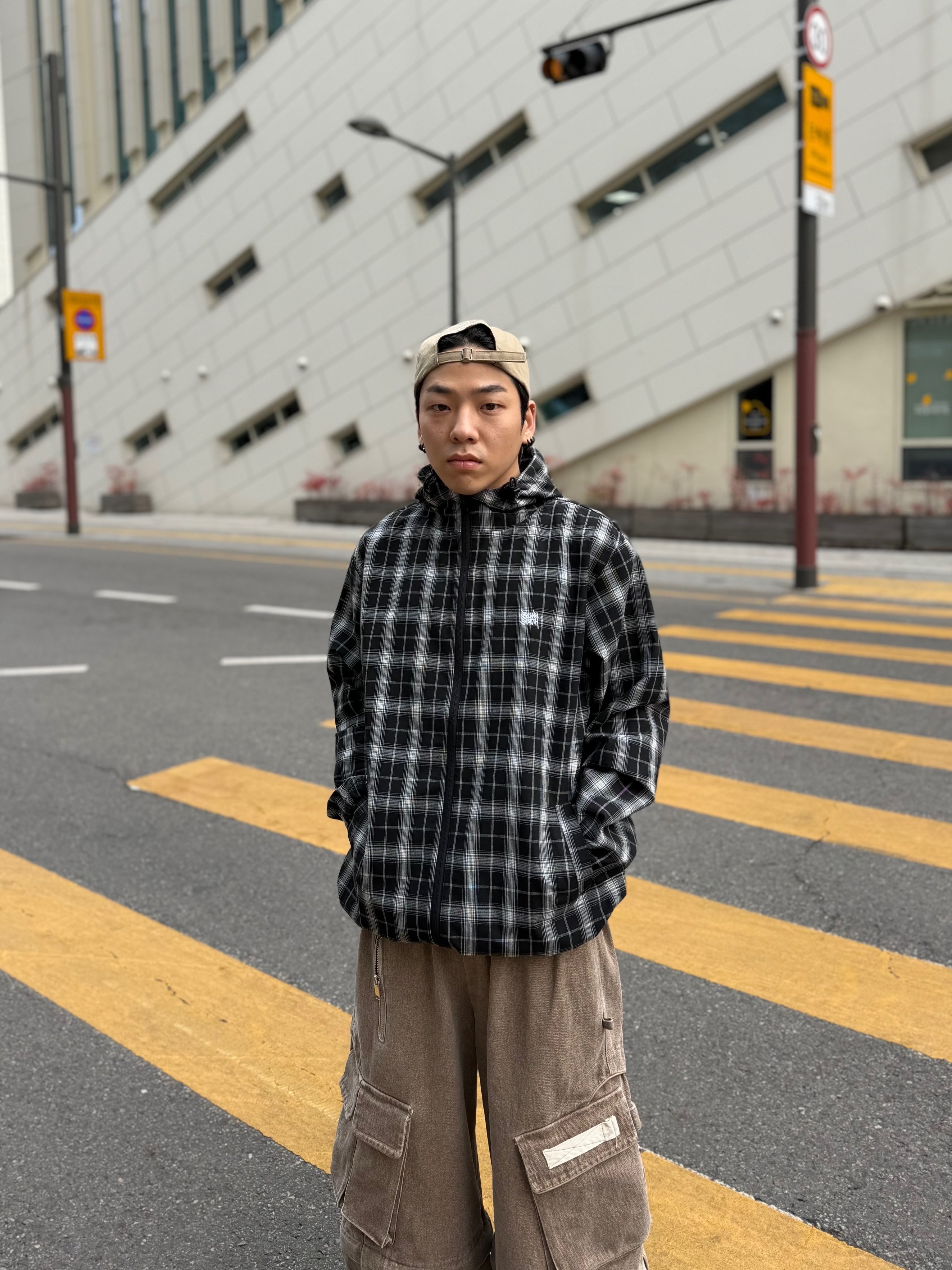 Balenciaga Cargo Sneakers White Grey 착용 스타일 - 10