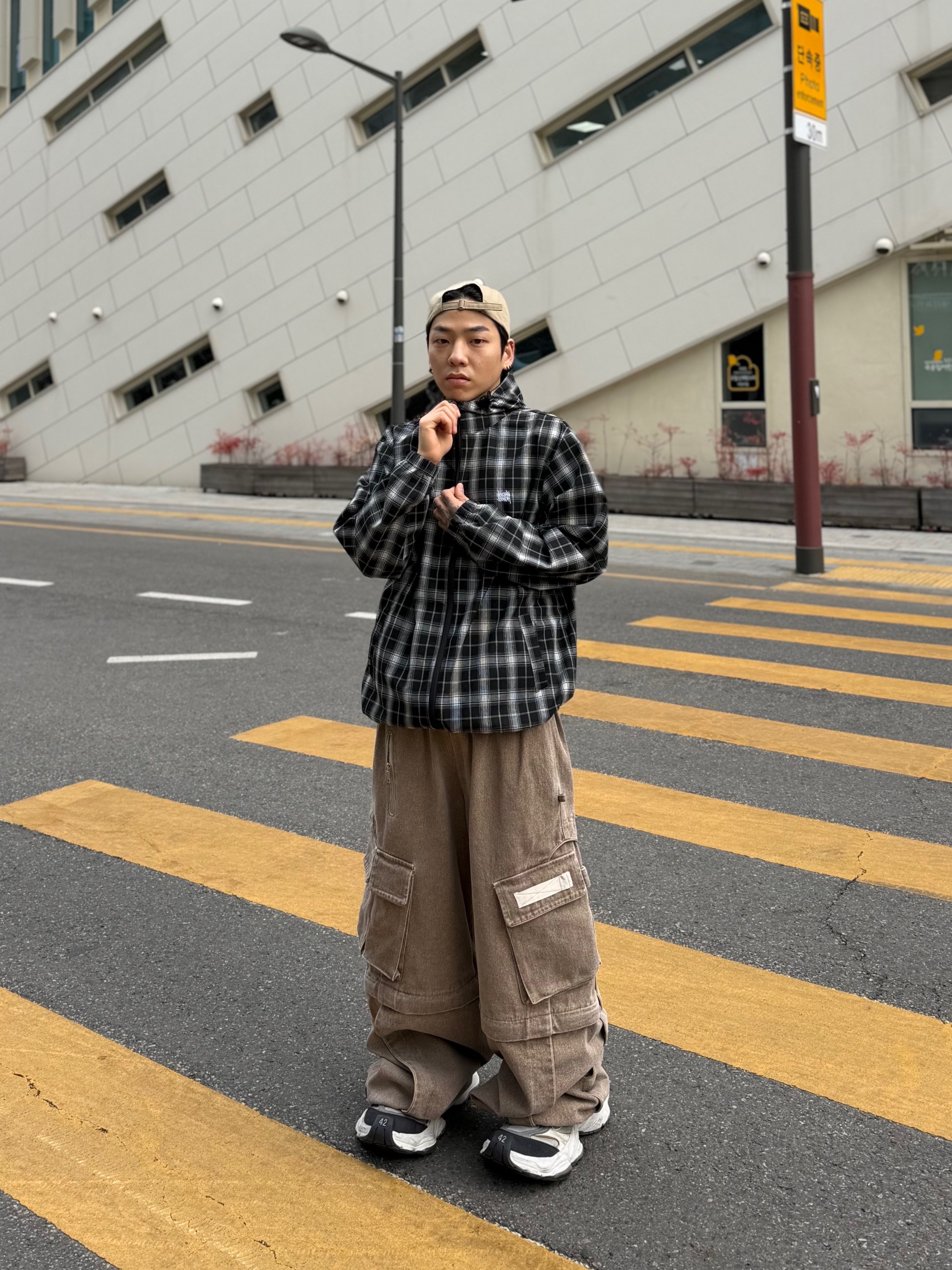 Balenciaga Cargo Sneakers White Grey 착용 스타일 - 5