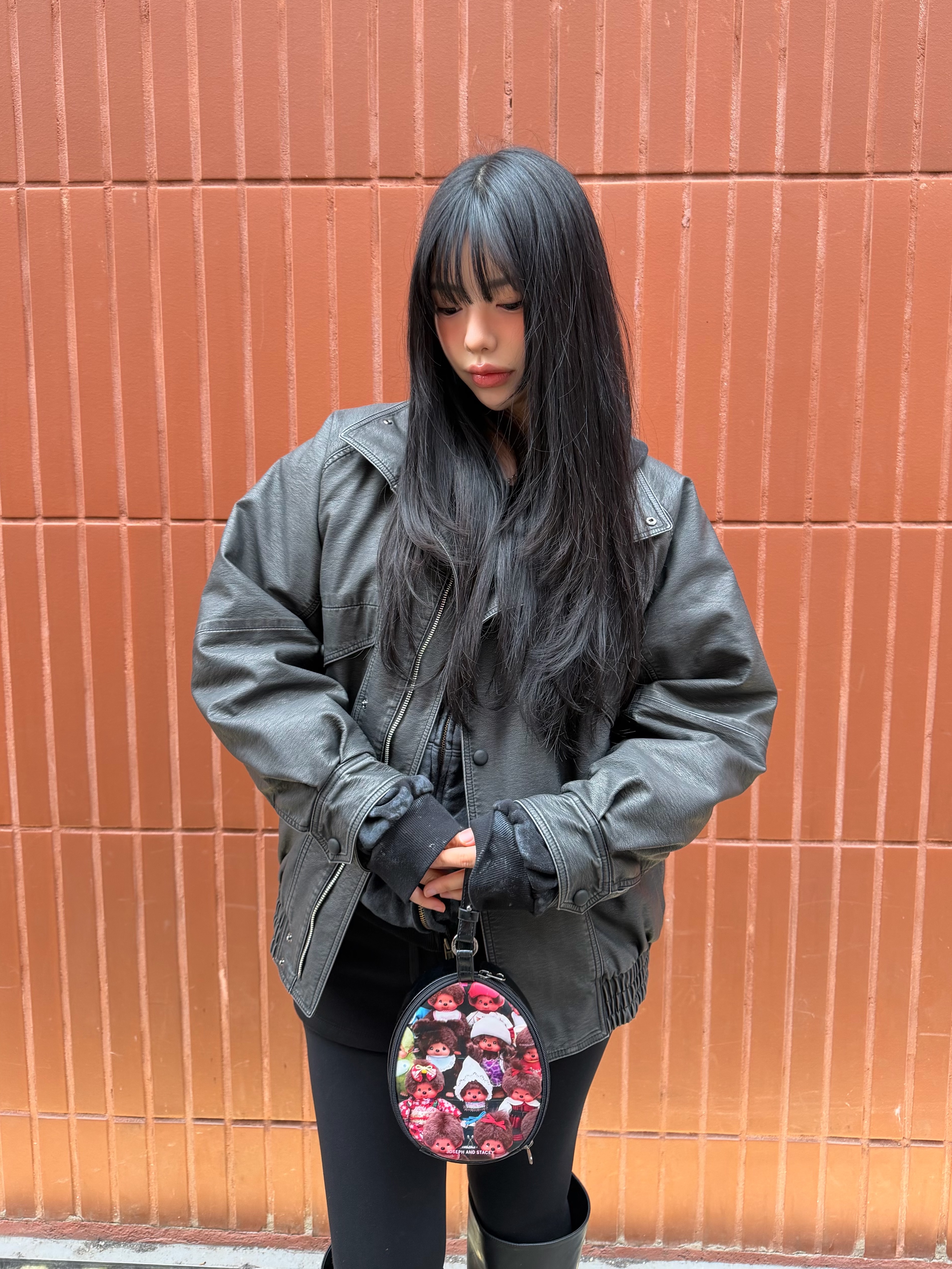 [예약 배송] JOSEPH&STACEY Egg Clutch Team Monchhichi Black 착용 스타일 - 1