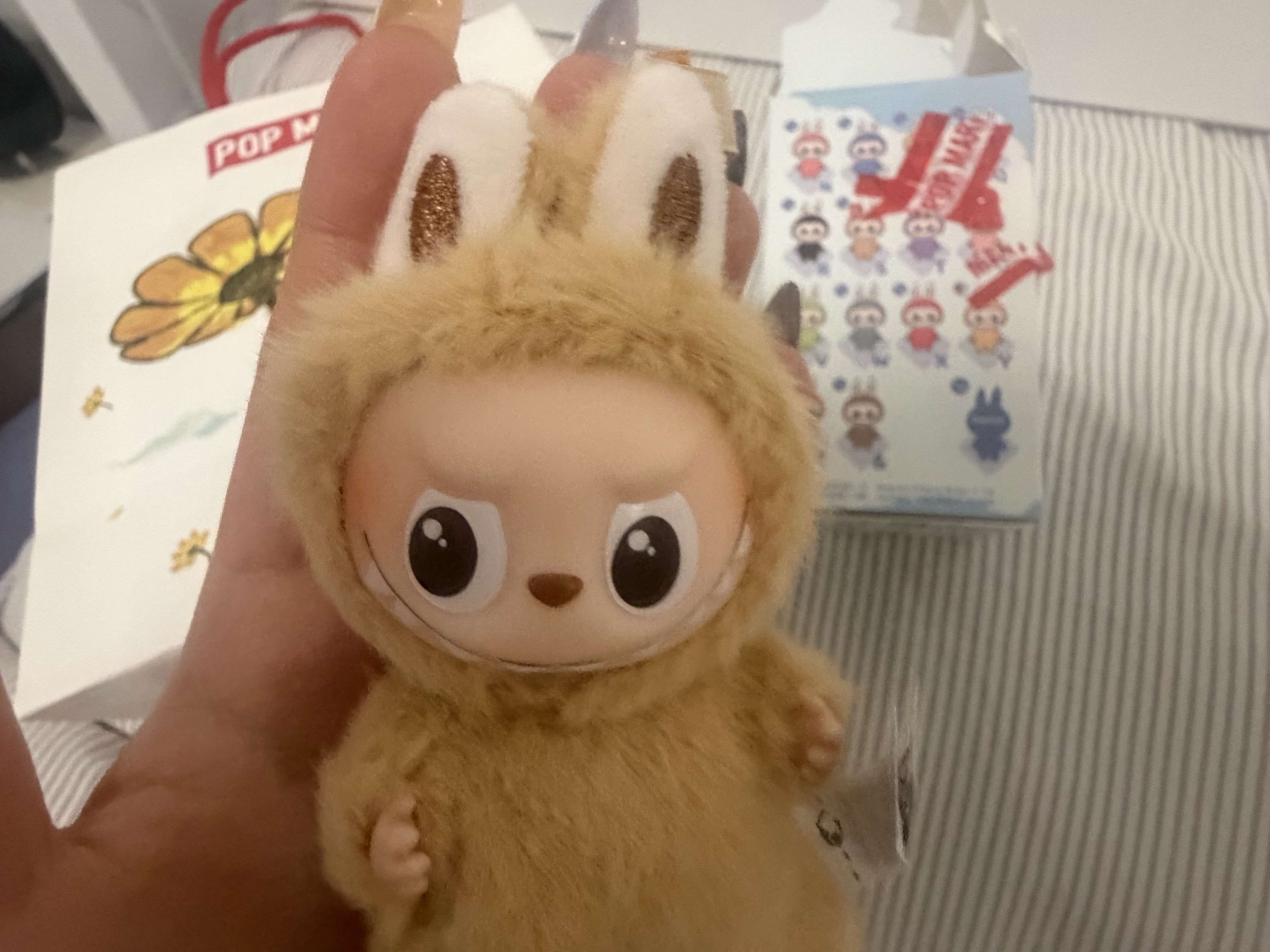 Pop Mart Labubu The Monsters Pin For Love Series Vinyl Plush Pendant Sealed Case (N-Z) (1 Blind Box) 착용 스타일