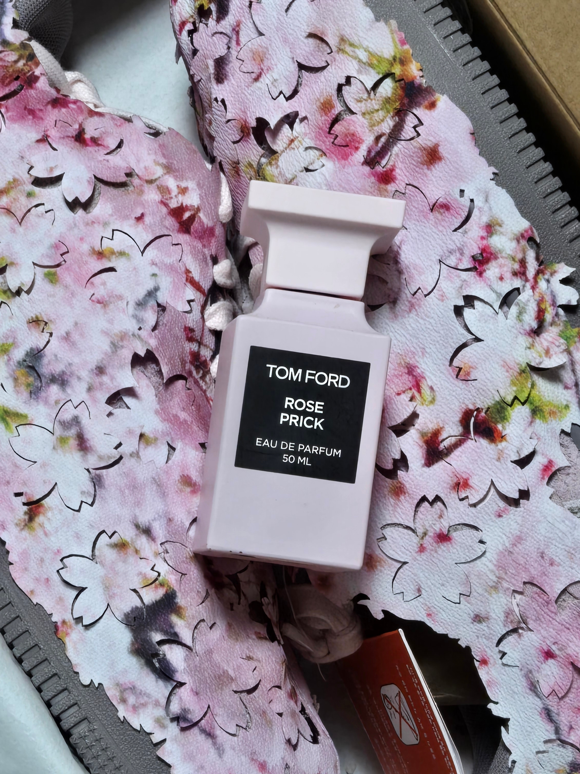 Nike Air Force 1 '07 Premium Cherry Blossom Malt Light Soft Pink, Tom Ford Rose Prick Eau De Parfum 50ml 착용 스타일