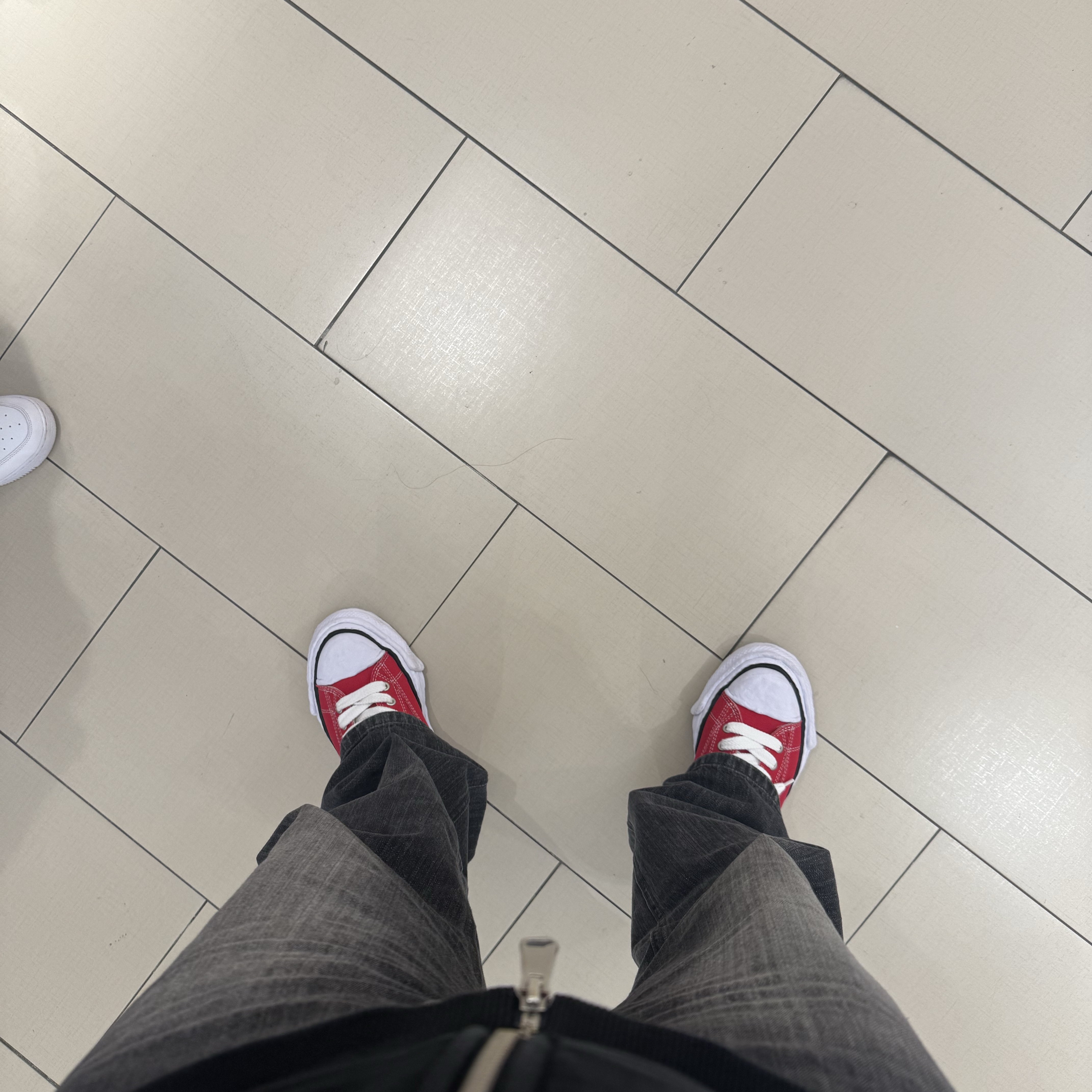 Maison Mihara Yasuhiro Peterson23 OG Sole Canvas Low-top Sneakers Red 착용 스타일