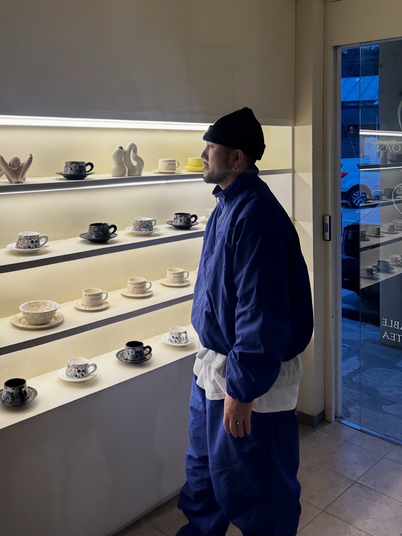 Maison Mihara Yasuhiro Blakey OG Sole Canvas Low-top Sneakers Black White, Yeezy x Gosha Rubchinskiy YZY Black Dogs T-Shirt Heather Grey 착용 스타일 - 2