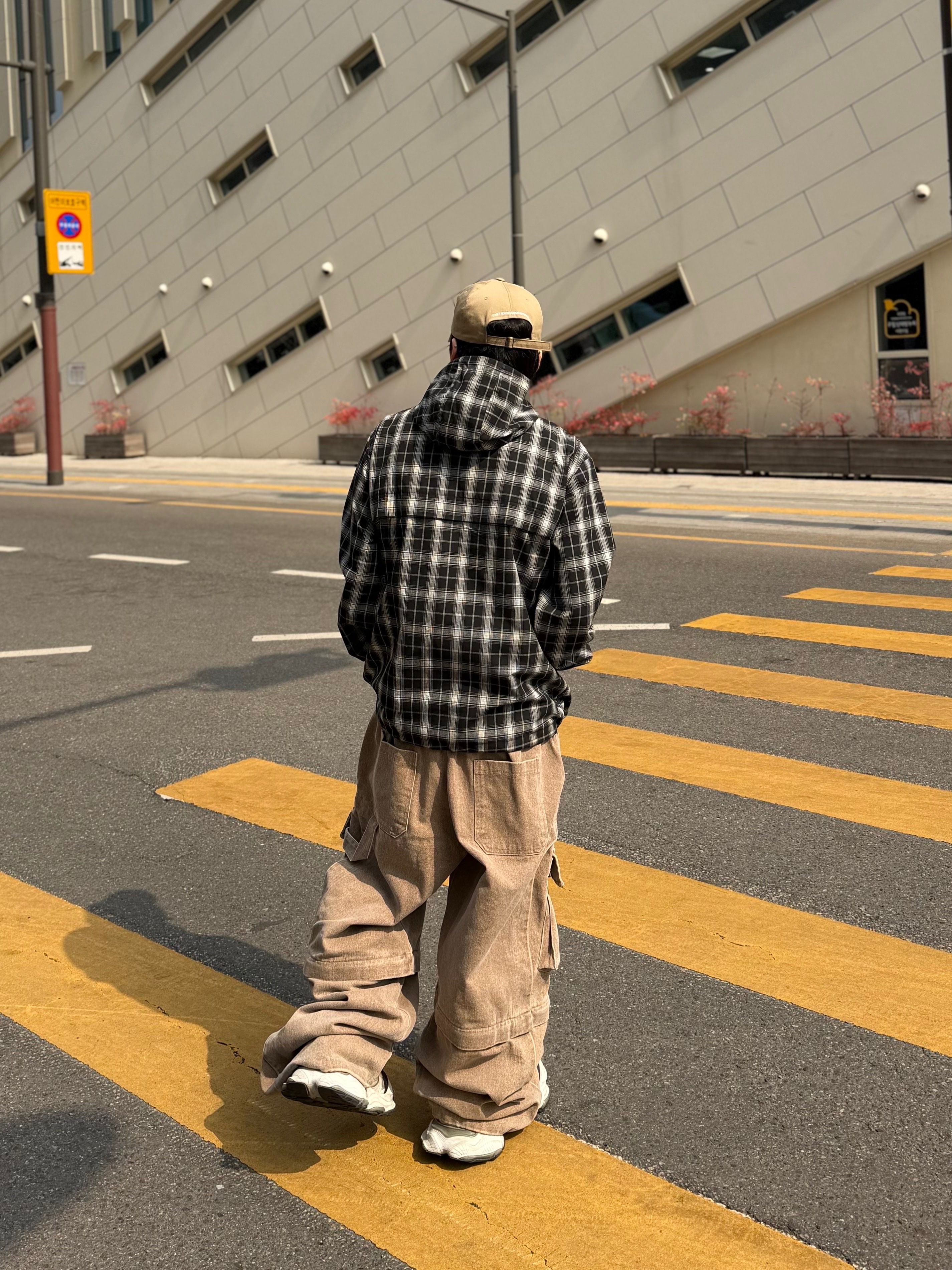 Balenciaga Cargo Sneakers White Grey 착용 스타일 - 4
