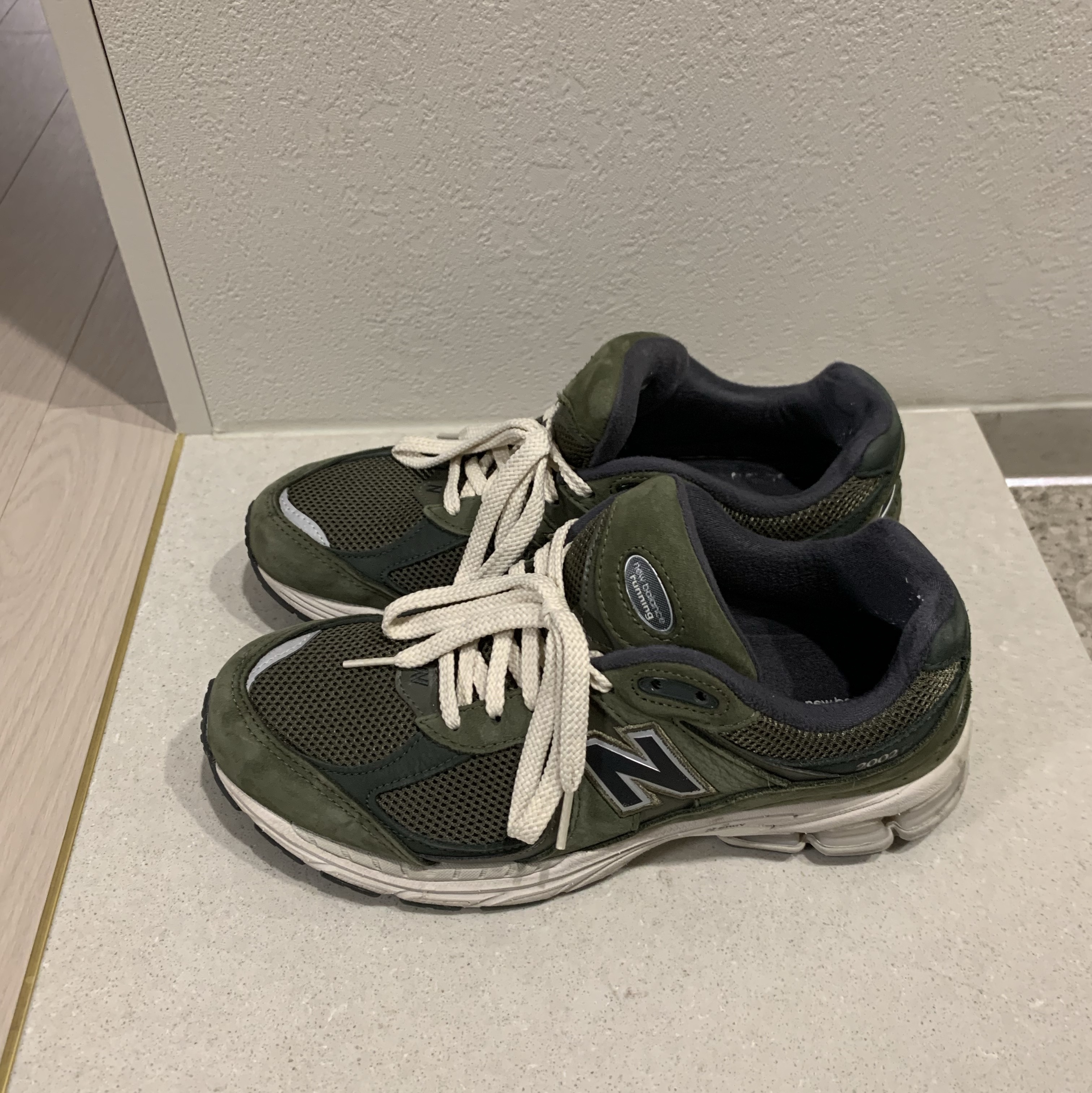 New Balance 2002R Grape Leaf 착용 스타일