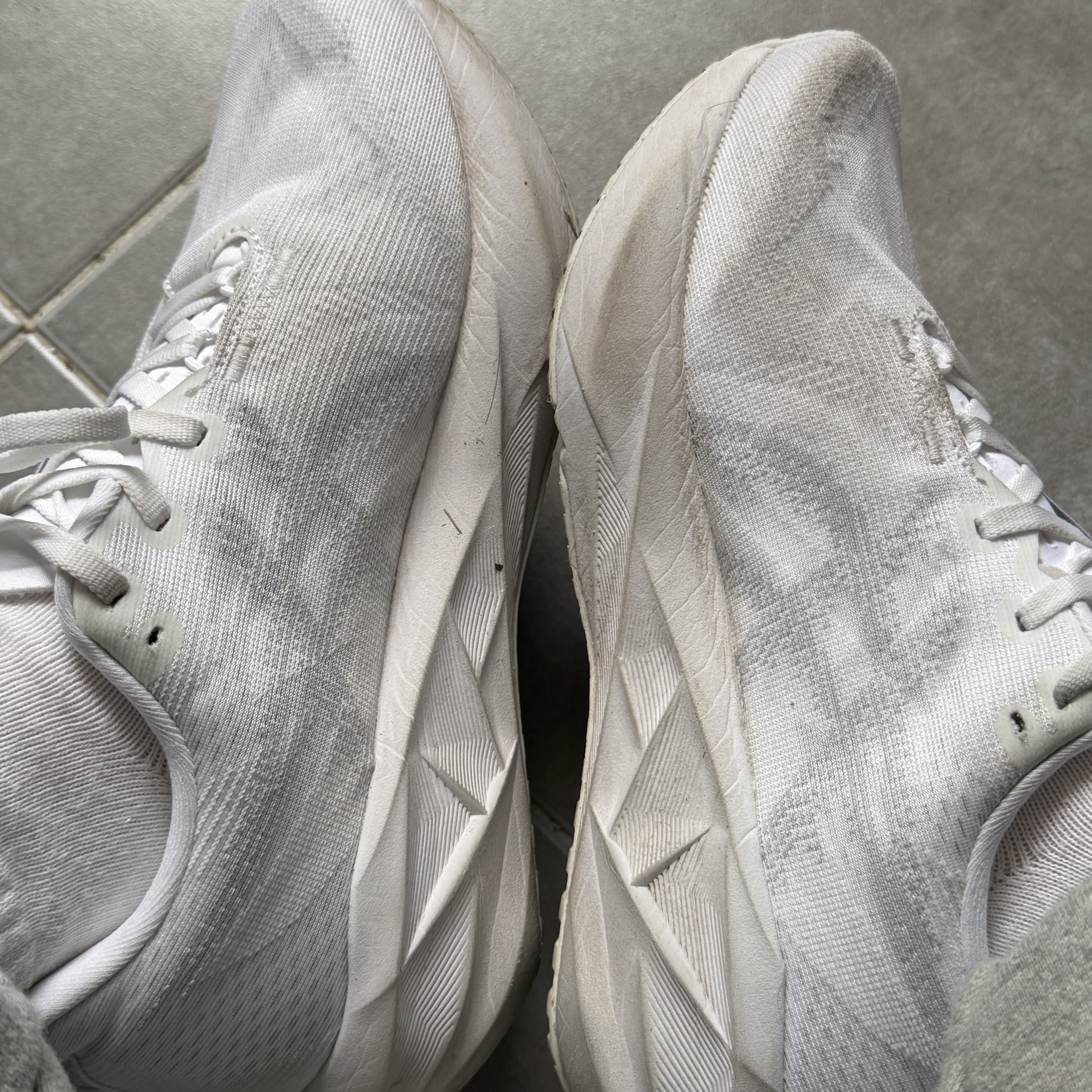 Asics Novablast 5 White Piedmont Grey 착용 스타일 - 2