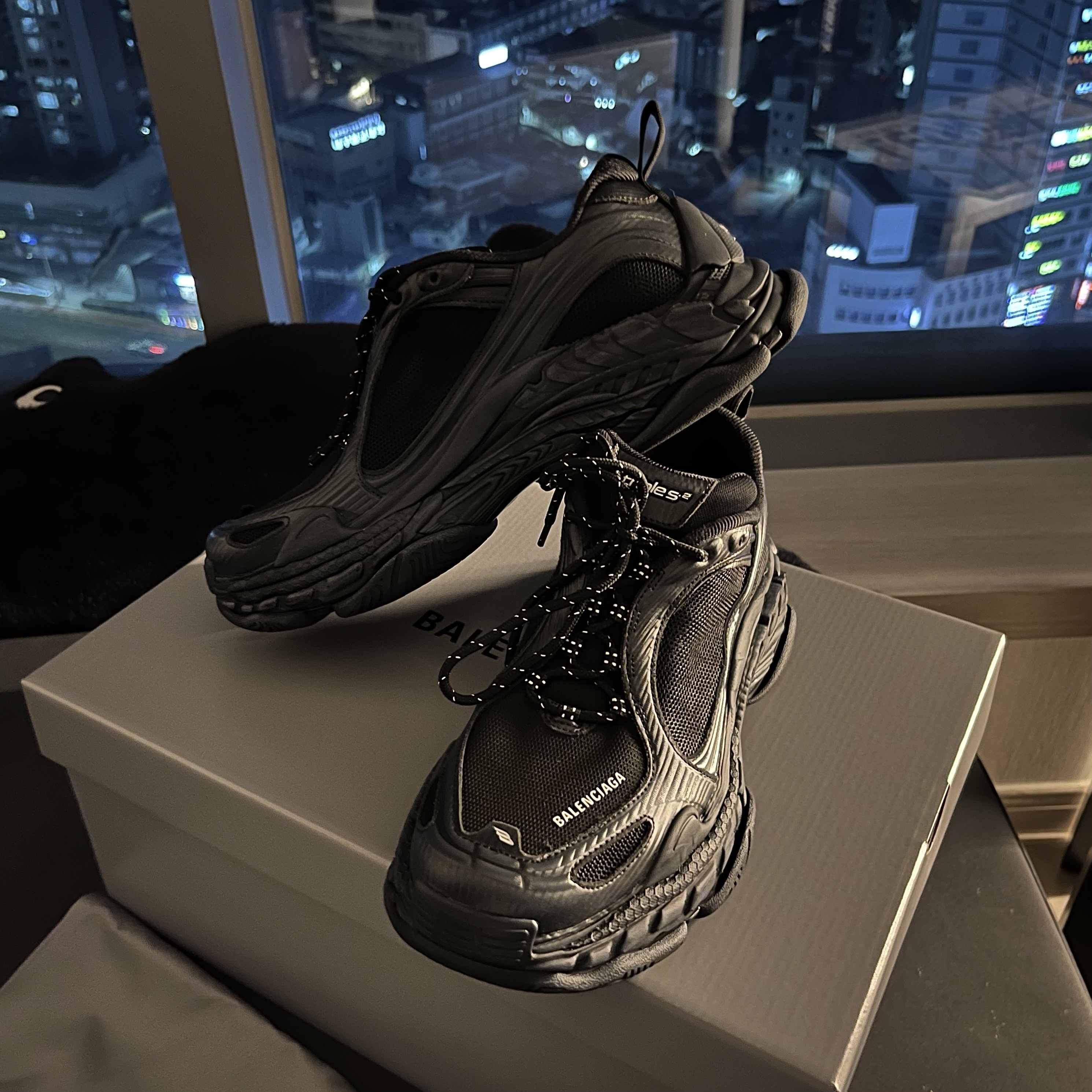 Balenciaga Triple S.2 Gradient Sneakers Grey, Balenciaga Triple S.2 Sneaker In Black Dark Grey 착용 스타일 - 3