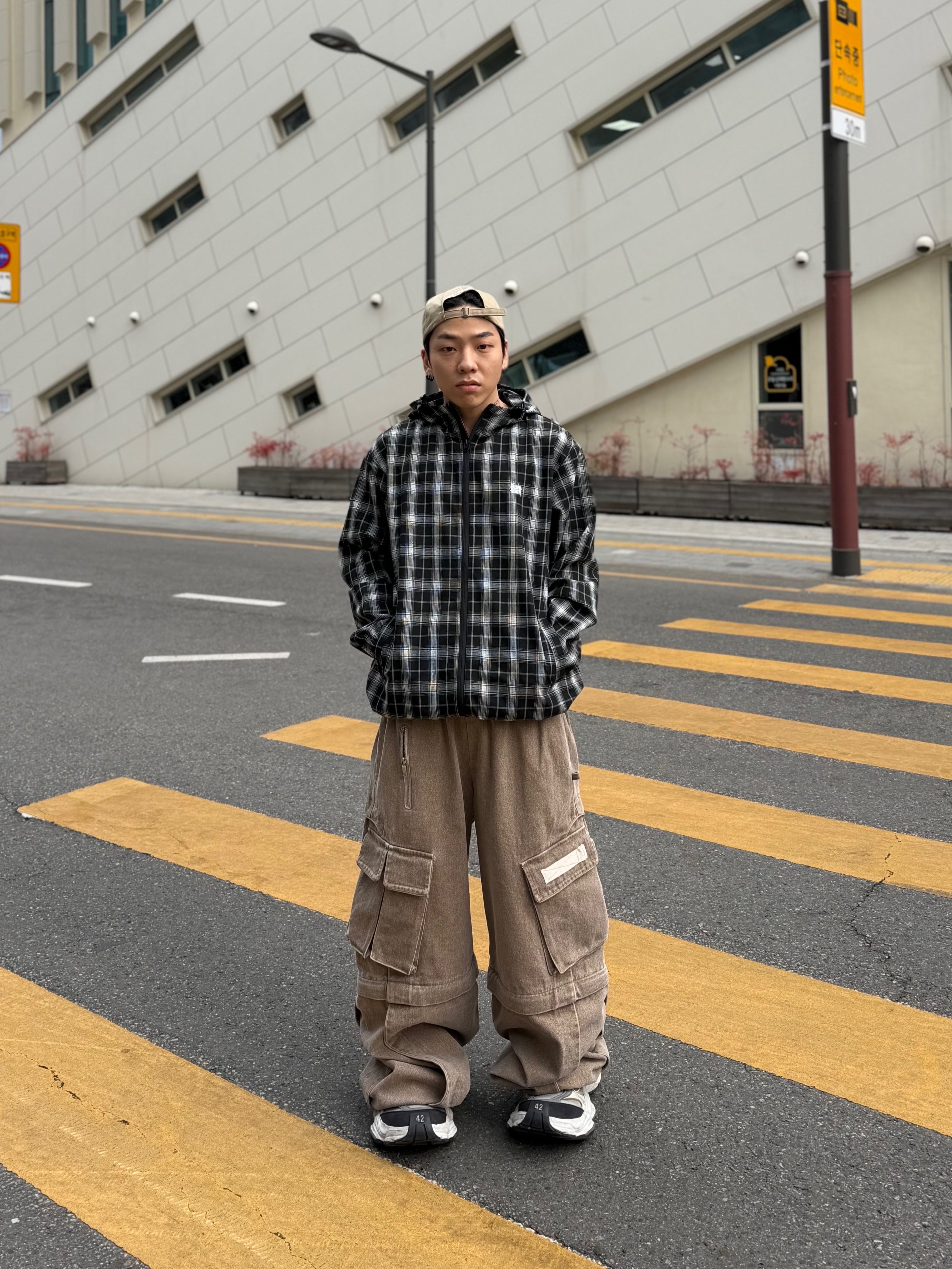 Balenciaga Cargo Sneakers White Grey 착용 스타일 - 6