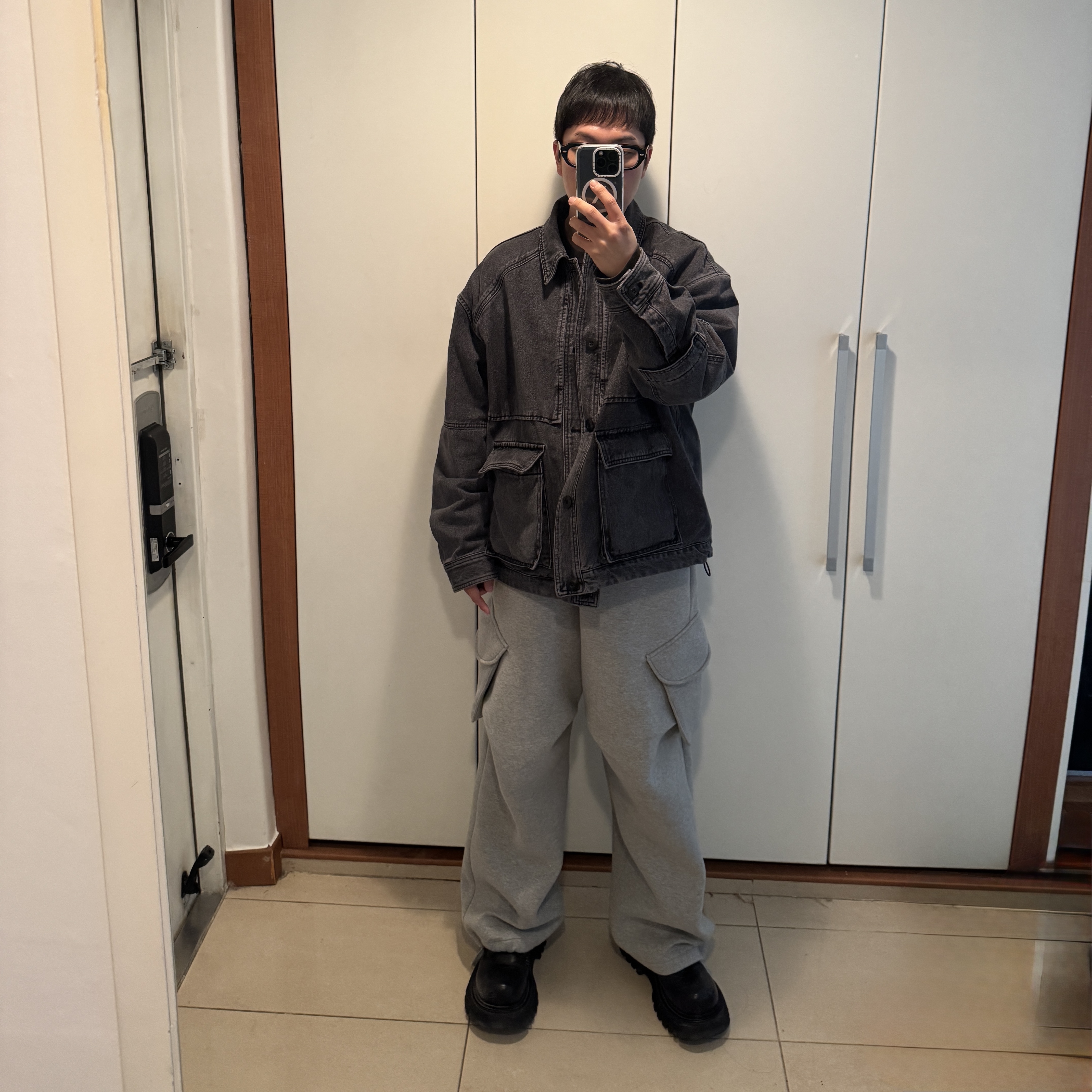 MJD X KOIN SEOUL Wide Cargo Sweat Pants 착용 스타일