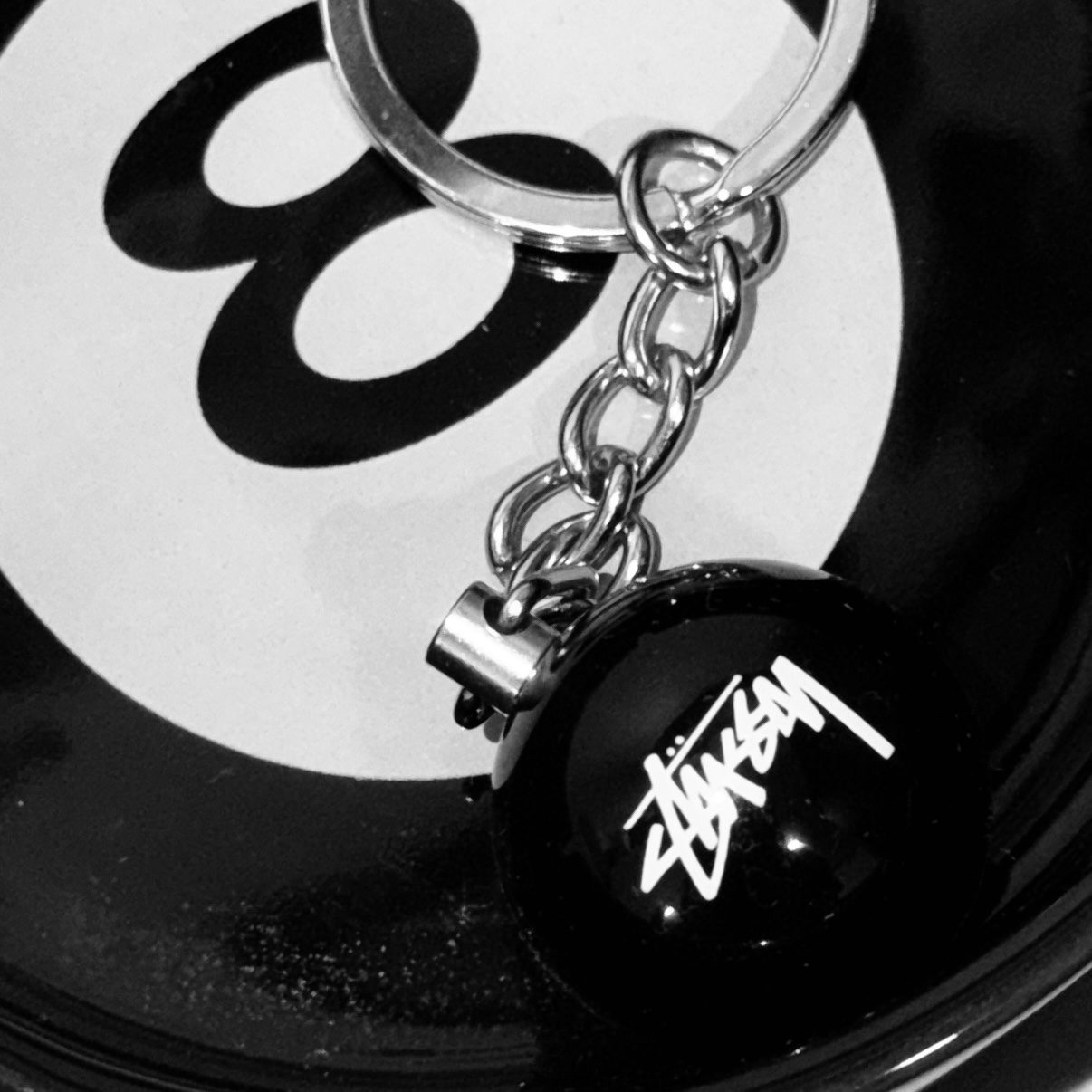 Stussy 8 Ball Keychain Black 착용 스타일