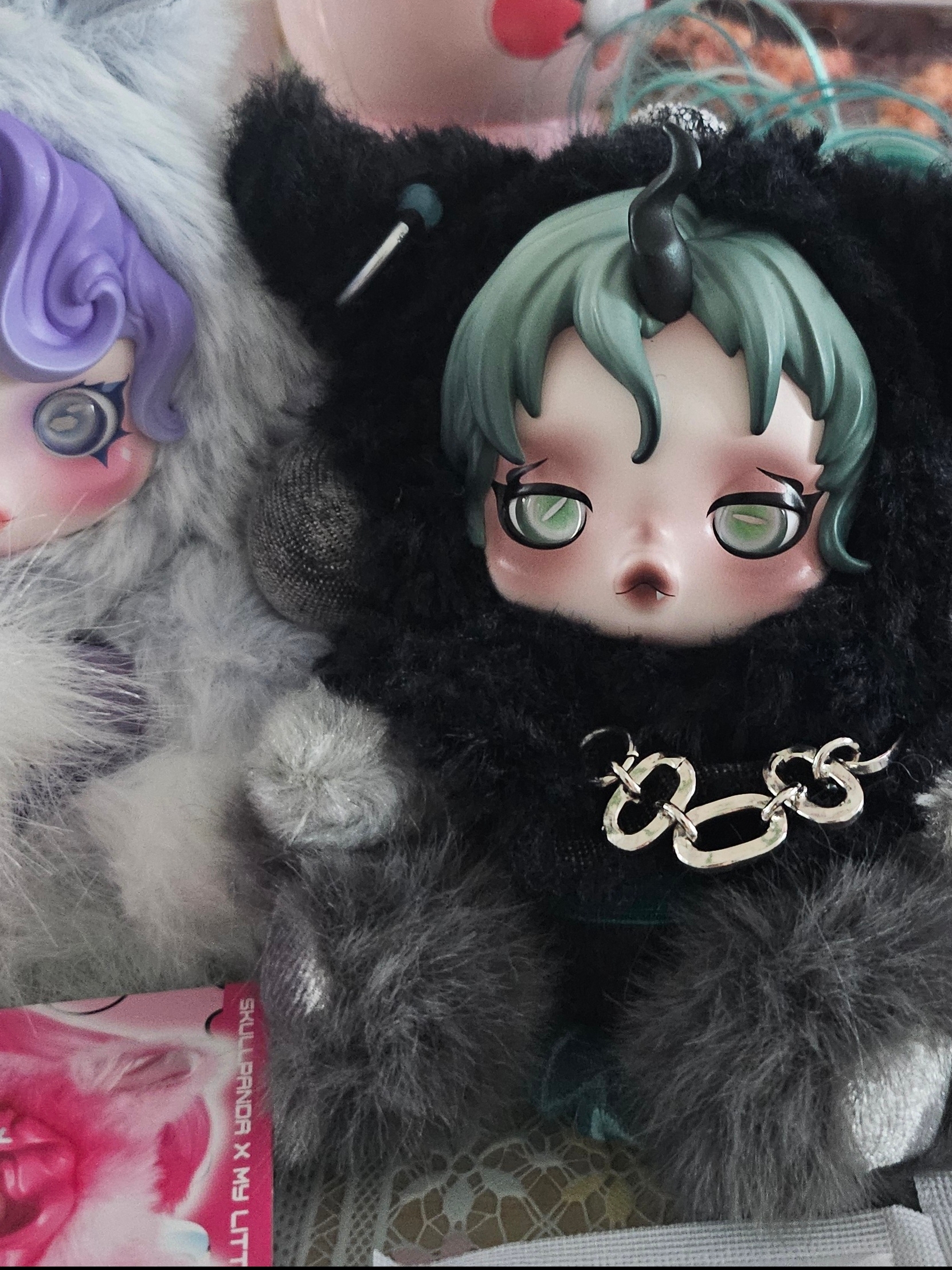 Pop Mart Skullpanda x My Little Pony Series Plush Doll Pendant Pinkie Pie (Opened Case), Pop Mart Skullpanda x My Little Pony Series Plush Doll Pendant Queen Chrysalis (Opened Case) 착용 스타일 - 2