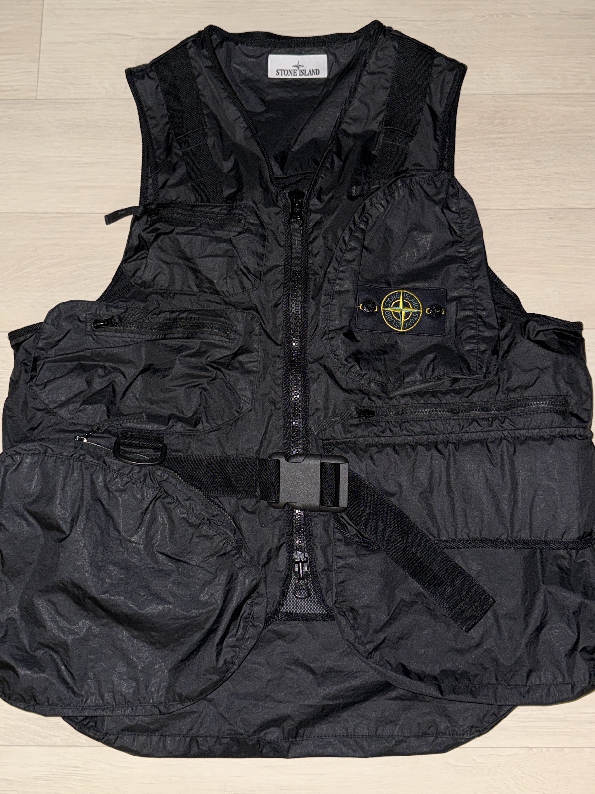 Stone Island G100006 Membrana 3L TC Breathable Water Resistant Utility Vest with Polyester Base Black - 25SS 착용 스타일 - 1