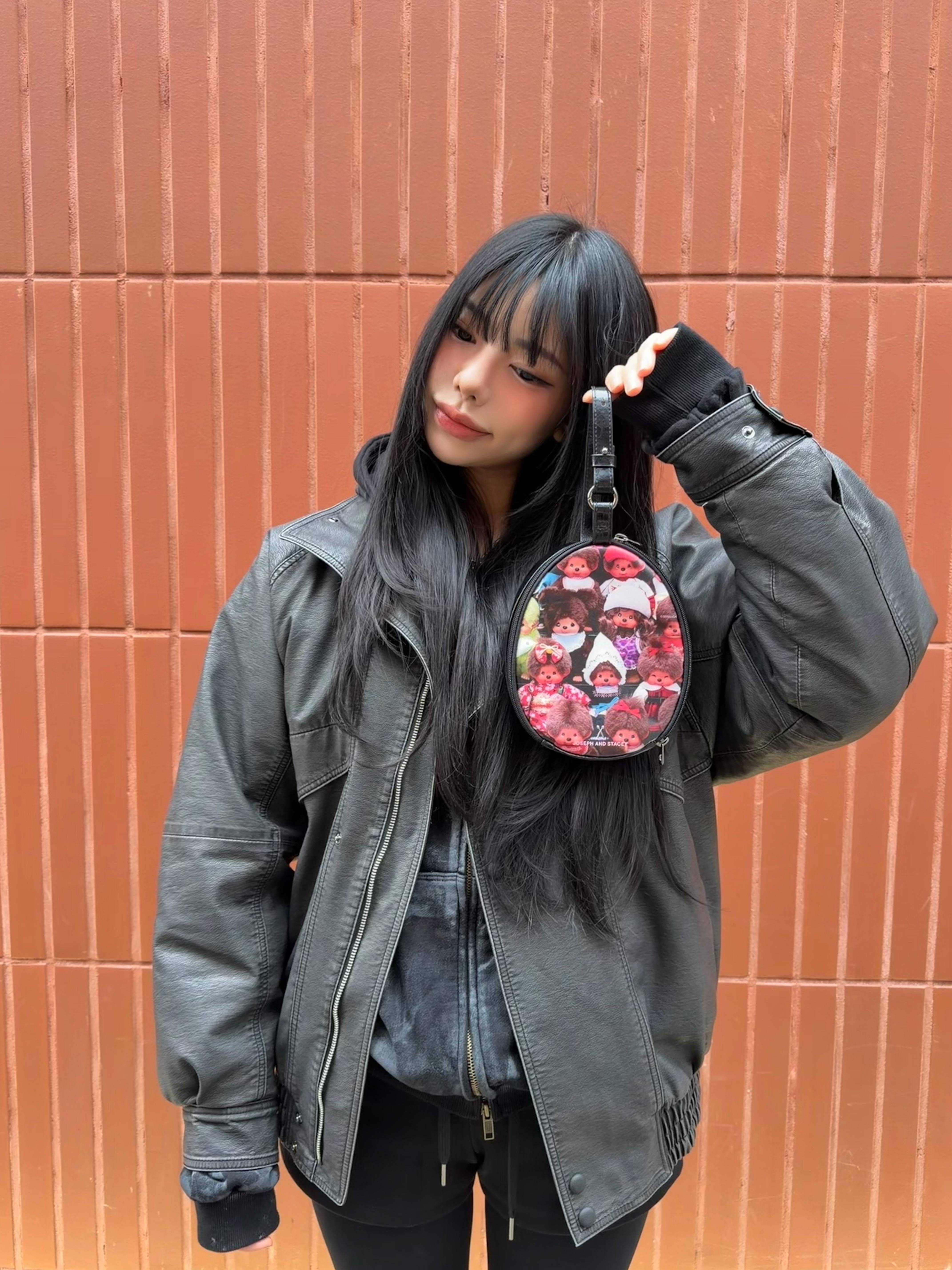 [예약 배송] JOSEPH&STACEY Egg Clutch Team Monchhichi Black 착용 스타일 - 3