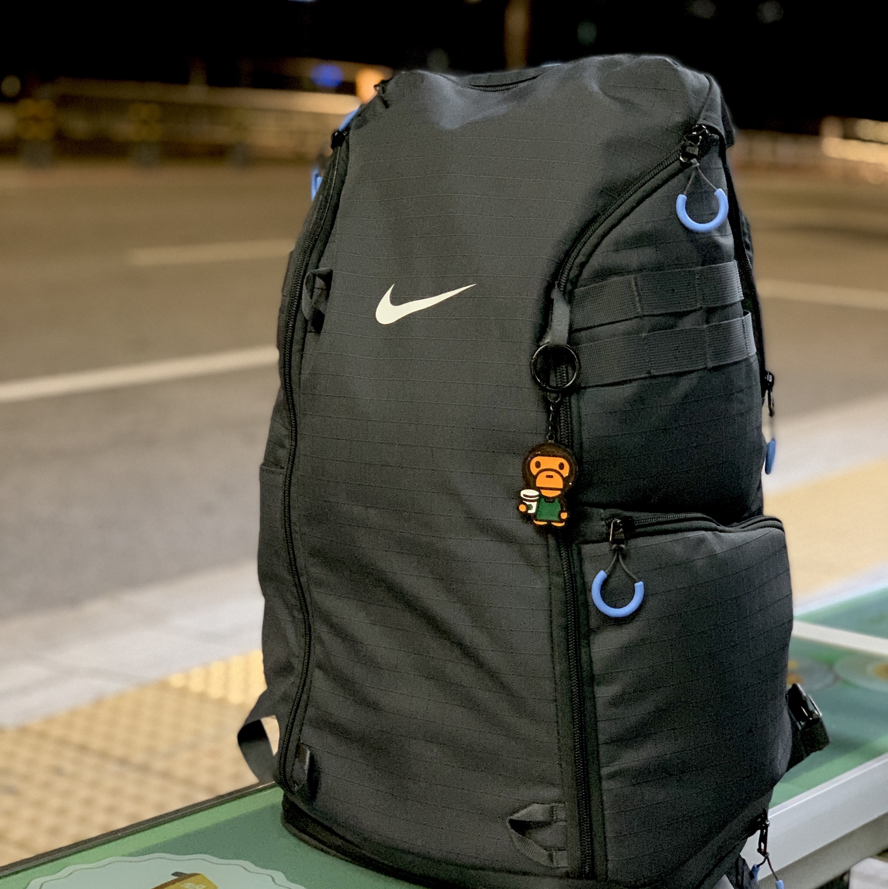 Nike Elite EasyOn Backpack 31L Anthracite University Blue, Starbucks x BAPE Baby Milo Keychain 착용 스타일